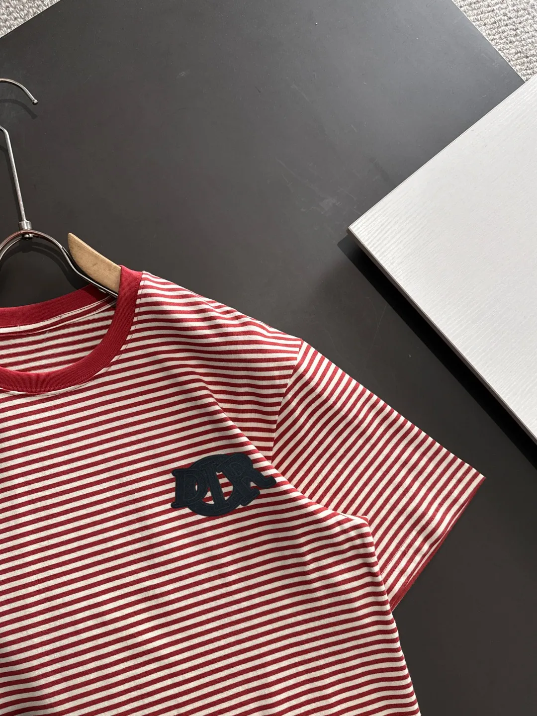 🅿️270 Shipped next day Dior 2025 early spring new style (top quality, differentiated currency) The launch of striped fabric short sleeves Early spring catwalk style Personalized and exclusive style Same style for men and women Made of imported custom dyed fabric Back collar chain bottom full shoulder coverage No deformation or shrinkage when exposed to water SIZE: M to 3XL