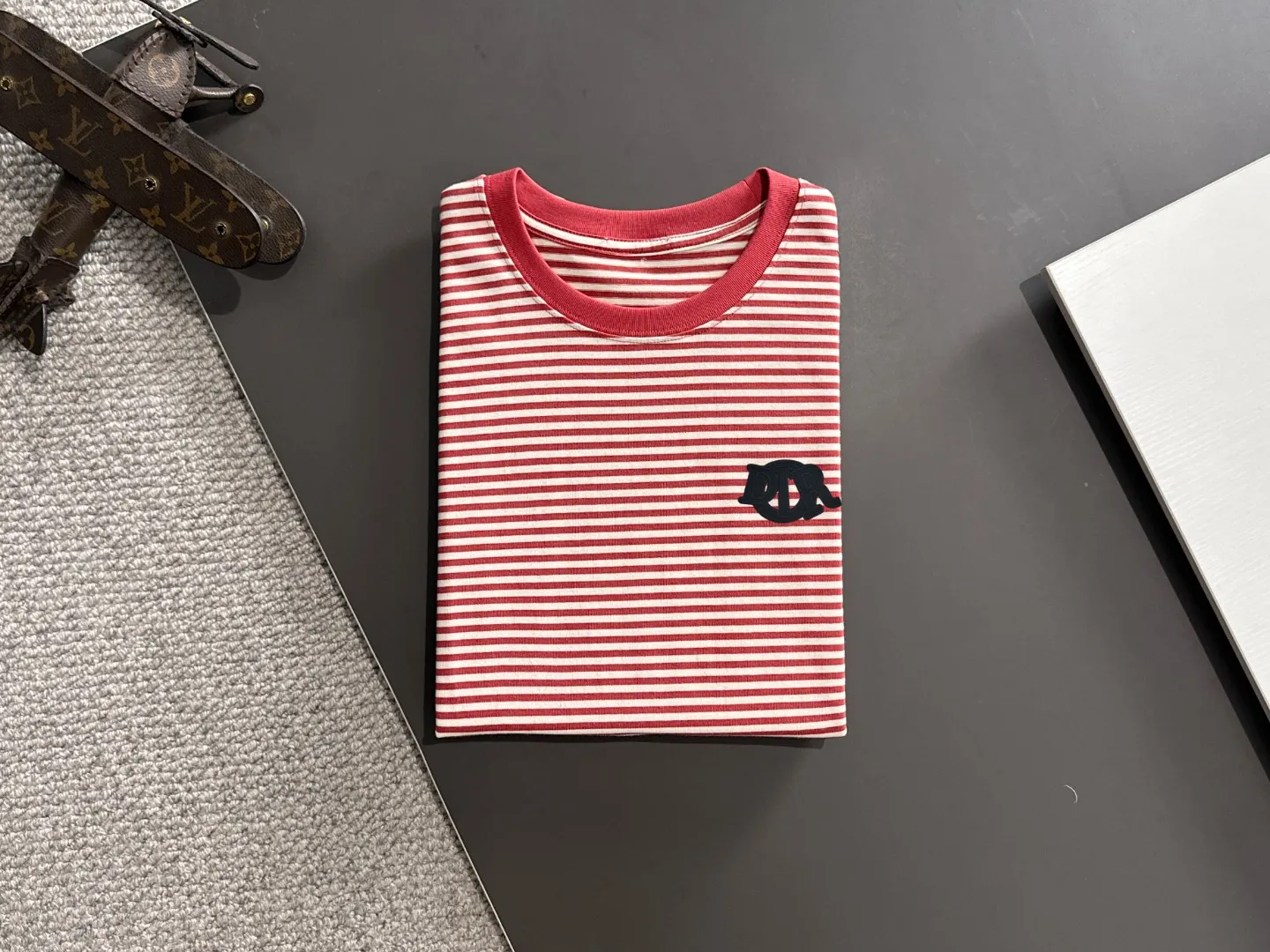 🅿️270 Shipped next day Dior 2025 early spring new style (top quality, differentiated currency) The launch of striped fabric short sleeves Early spring catwalk style Personalized and exclusive style Same style for men and women Made of imported custom dyed fabric Back collar chain bottom full shoulder coverage No deformation or shrinkage when exposed to water SIZE: M to 3XL