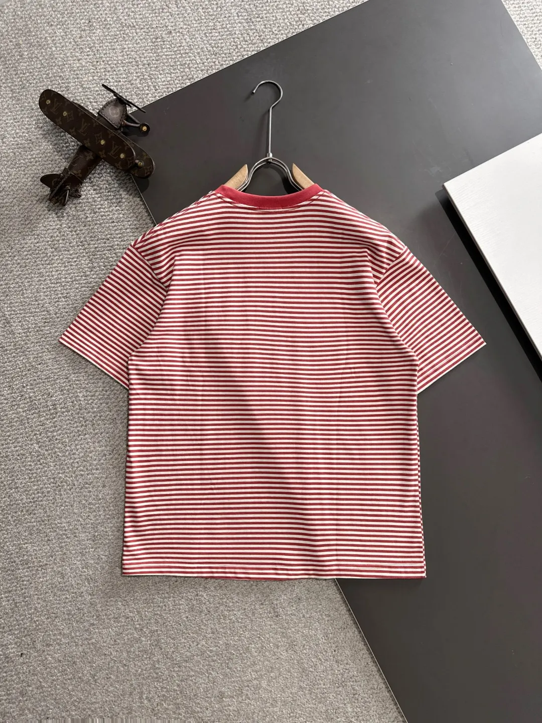 🅿️270 Shipped next day Dior 2025 early spring new style (top quality, differentiated currency) The launch of striped fabric short sleeves Early spring catwalk style Personalized and exclusive style Same style for men and women Made of imported custom dyed fabric Back collar chain bottom full shoulder coverage No deformation or shrinkage when exposed to water SIZE: M to 3XL