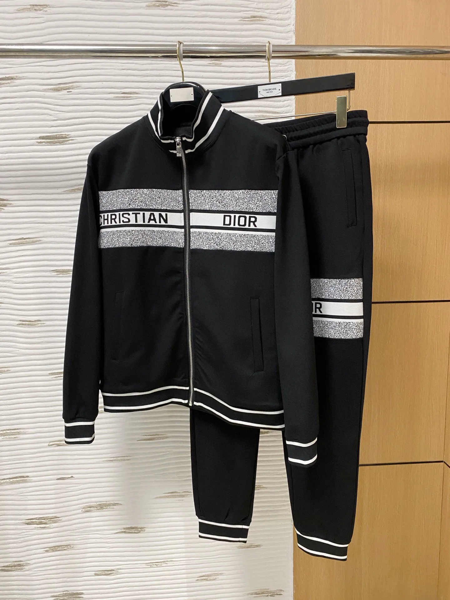 🅿️720 [DIOR Dior] Hot-selling suit is coming. Focus on the original version of the official website. 2025 new hot-selling cardigan and sweatshirt suit. The original order is the best 🇭🇰. It is the meticulous work of top designers for a fitting and perfect upper body effect. All-natural high-quality Tencel Roman cotton 100%, close-fitting comfort, noble and elegant! Original hardware embodies elegance and nobility! Counter size: M-3XL (maximum wear up to 190 pounds)