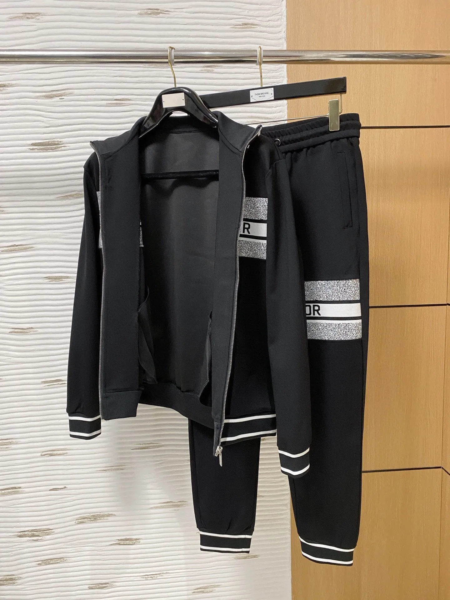 🅿️720 [DIOR Dior] Hot-selling suit is coming. Focus on the original version of the official website. 2025 new hot-selling cardigan and sweatshirt suit. The original order is the best 🇭🇰. It is the meticulous work of top designers for a fitting and perfect upper body effect. All-natural high-quality Tencel Roman cotton 100%, close-fitting comfort, noble and elegant! Original hardware embodies elegance and nobility! Counter size: M-3XL (maximum wear up to 190 pounds)