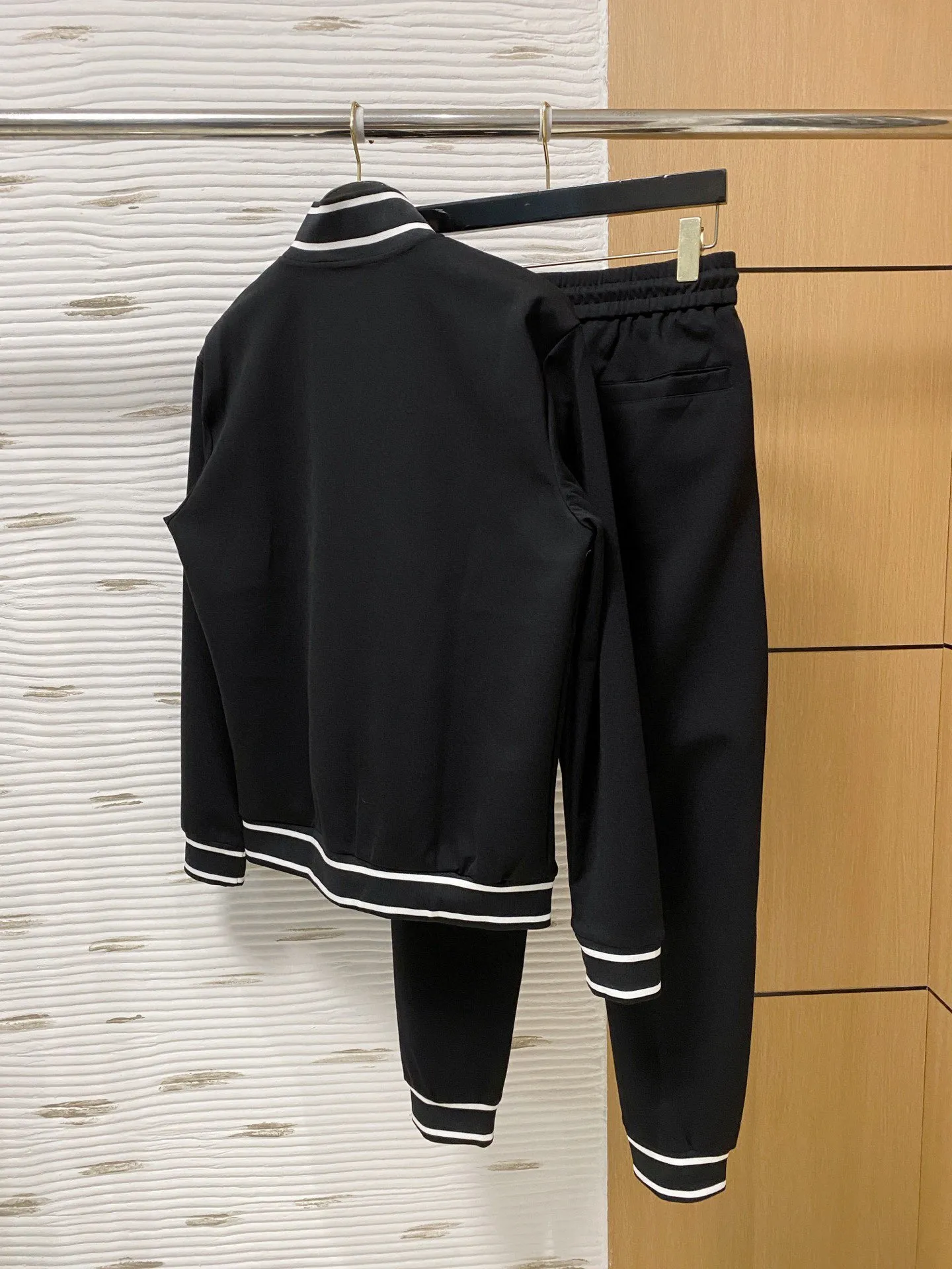 🅿️720 [DIOR Dior] Hot-selling suit is coming. Focus on the original version of the official website. 2025 new hot-selling cardigan and sweatshirt suit. The original order is the best 🇭🇰. It is the meticulous work of top designers for a fitting and perfect upper body effect. All-natural high-quality Tencel Roman cotton 100%, close-fitting comfort, noble and elegant! Original hardware embodies elegance and nobility! Counter size: M-3XL (maximum wear up to 190 pounds)