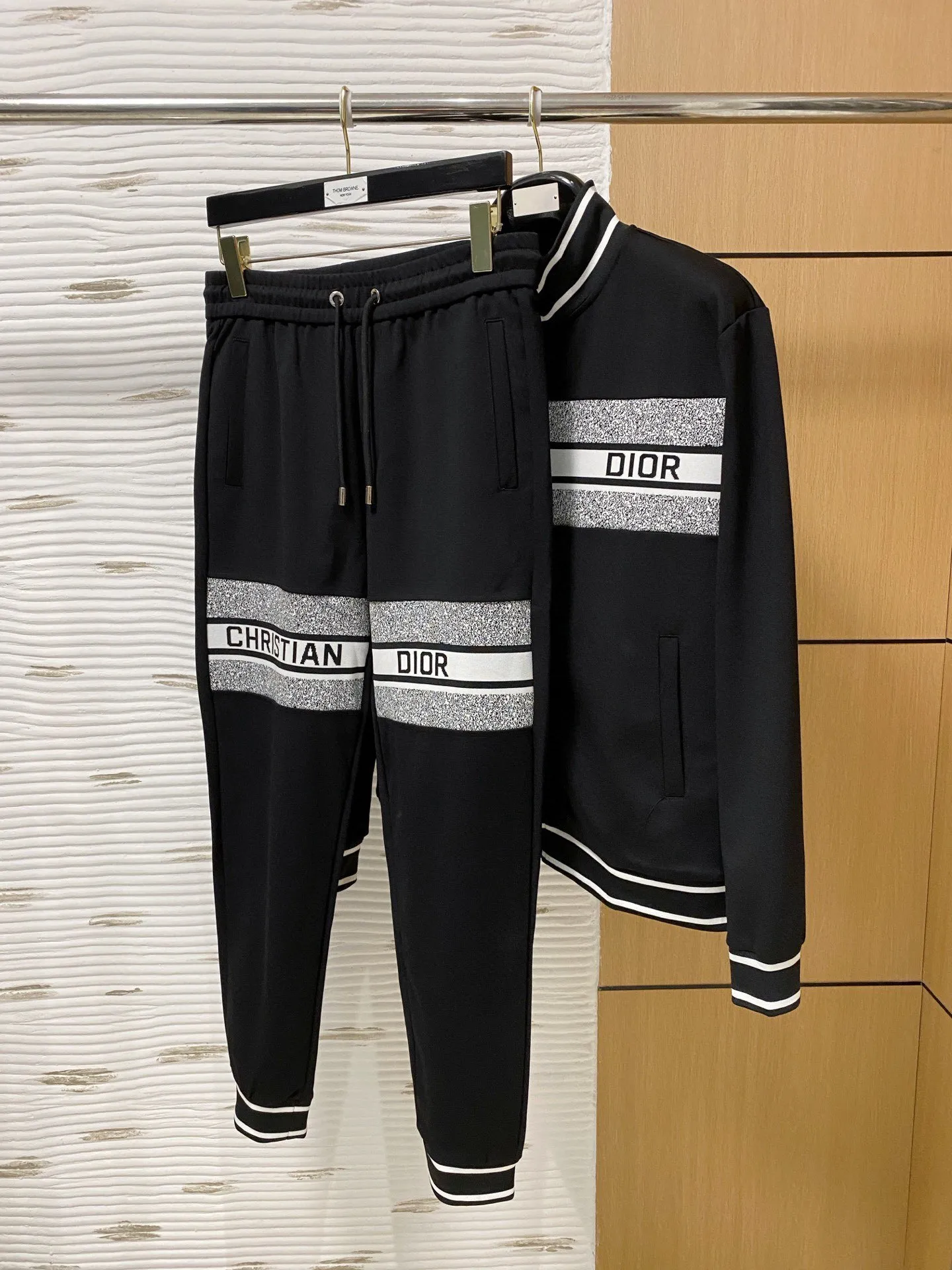 🅿️720 [DIOR Dior] Hot-selling suit is coming. Focus on the original version of the official website. 2025 new hot-selling cardigan and sweatshirt suit. The original order is the best 🇭🇰. It is the meticulous work of top designers for a fitting and perfect upper body effect. All-natural high-quality Tencel Roman cotton 100%, close-fitting comfort, noble and elegant! Original hardware embodies elegance and nobility! Counter size: M-3XL (maximum wear up to 190 pounds)