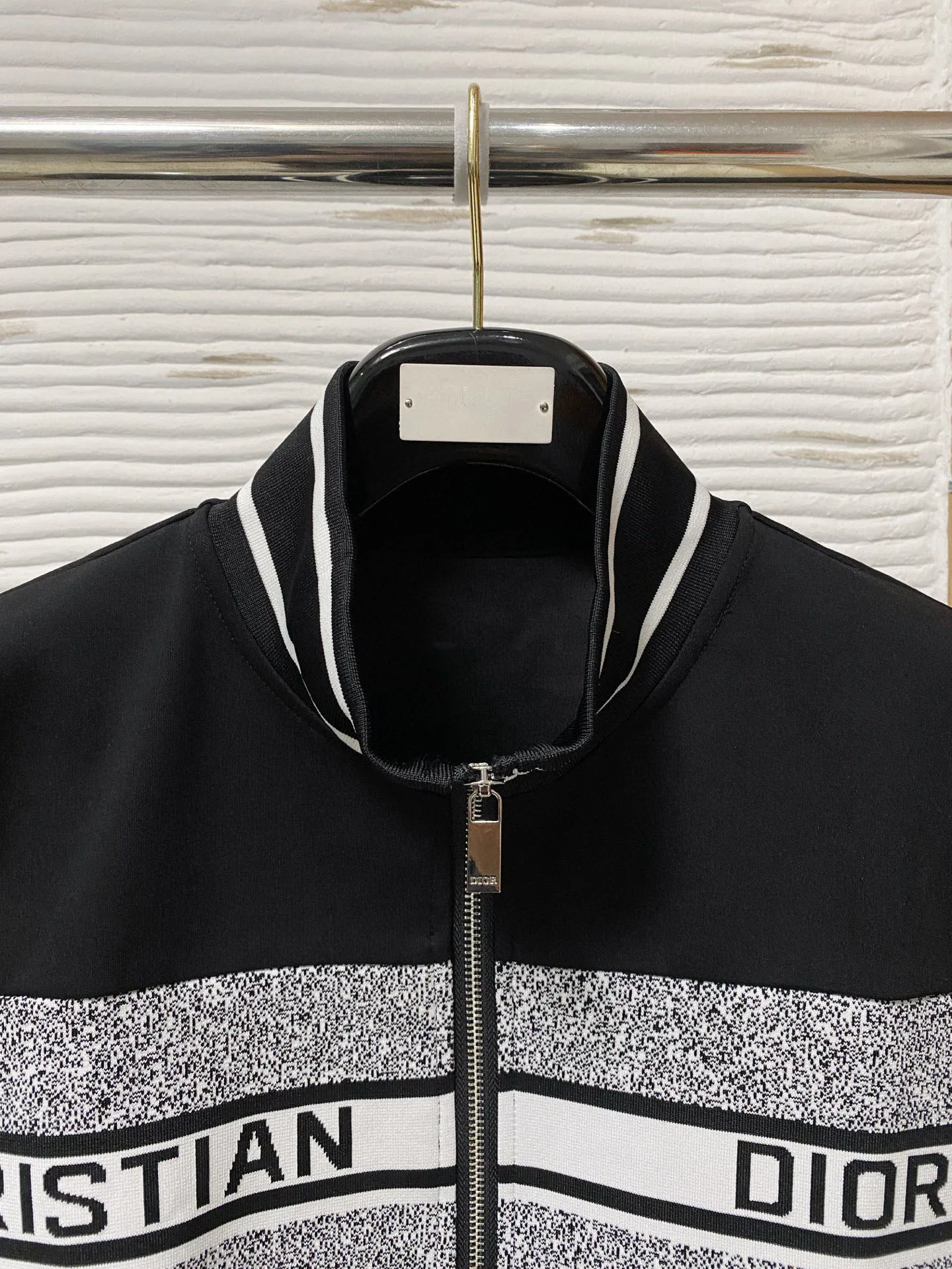 🅿️720 [DIOR Dior] Hot-selling suit is coming. Focus on the original version of the official website. 2025 new hot-selling cardigan and sweatshirt suit. The original order is the best 🇭🇰. It is the meticulous work of top designers for a fitting and perfect upper body effect. All-natural high-quality Tencel Roman cotton 100%, close-fitting comfort, noble and elegant! Original hardware embodies elegance and nobility! Counter size: M-3XL (maximum wear up to 190 pounds)