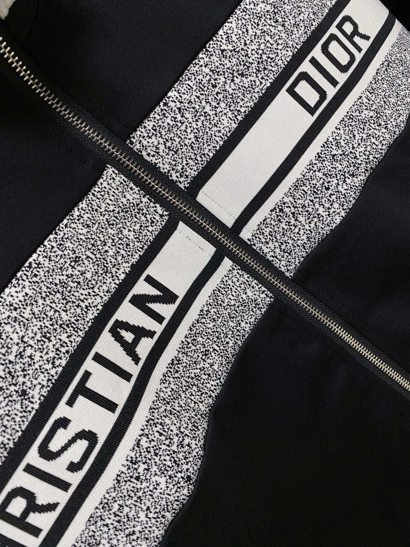 🅿️720 [DIOR Dior] Hot-selling suit is coming. Focus on the original version of the official website. 2025 new hot-selling cardigan and sweatshirt suit. The original order is the best 🇭🇰. It is the meticulous work of top designers for a fitting and perfect upper body effect. All-natural high-quality Tencel Roman cotton 100%, close-fitting comfort, noble and elegant! Original hardware embodies elegance and nobility! Counter size: M-3XL (maximum wear up to 190 pounds)