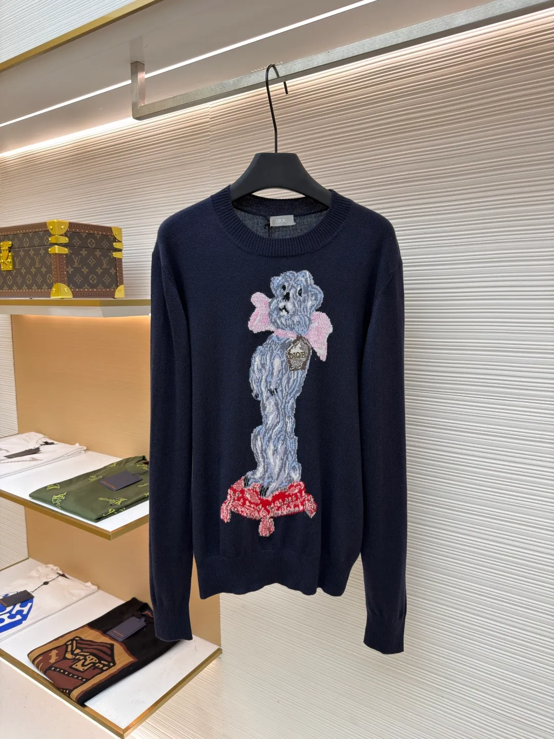 DIOR pattern jacquard round neck pullover long-sleeved cashmere sweater ●Authentic product: 15000 purchased and developed ●Item number: 1680826-B50 ●Fabric: wool fabric ●Technology: jacquard production ●Version: fitted version ●Weight: about 300 grams ●Size: XS-S-M-L ●Description: This knitted sweater is made of high-quality wool Specific fabric composition, natural fibers give it a soft skin-friendly touch, the delicate weave makes the body stiff and textured, the embroidery process is exquisite, and the puppy pattern is three-dimensional and vivid. It balances comfort and fashion, easily adapts to daily wear scenes, and adds unique fun to the look. The overall wiring is straight and delicate, the fabric is comfortable and soft, and the color is consistent without color difference. It can be matched with the same style to create a fashionable look and control various occasions. Customized accessories, complete with three standards, same style for men and women!