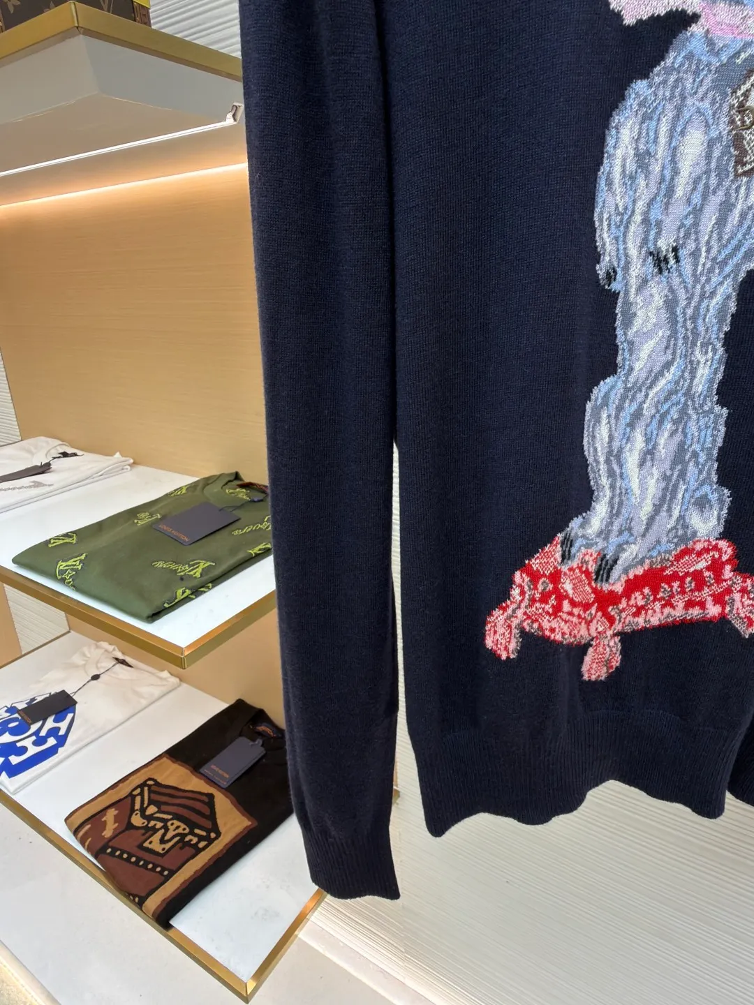 DIOR pattern jacquard round neck pullover long-sleeved cashmere sweater ●Authentic product: 15000 purchased and developed ●Item number: 1680826-B50 ●Fabric: wool fabric ●Technology: jacquard production ●Version: fitted version ●Weight: about 300 grams ●Size: XS-S-M-L ●Description: This knitted sweater is made of high-quality wool Specific fabric composition, natural fibers give it a soft skin-friendly touch, the delicate weave makes the body stiff and textured, the embroidery process is exquisite, and the puppy pattern is three-dimensional and vivid. It balances comfort and fashion, easily adapts to daily wear scenes, and adds unique fun to the look. The overall wiring is straight and delicate, the fabric is comfortable and soft, and the color is consistent without color difference. It can be matched with the same style to create a fashionable look and control various occasions. Customized accessories, complete with three standards, same style for men and women!