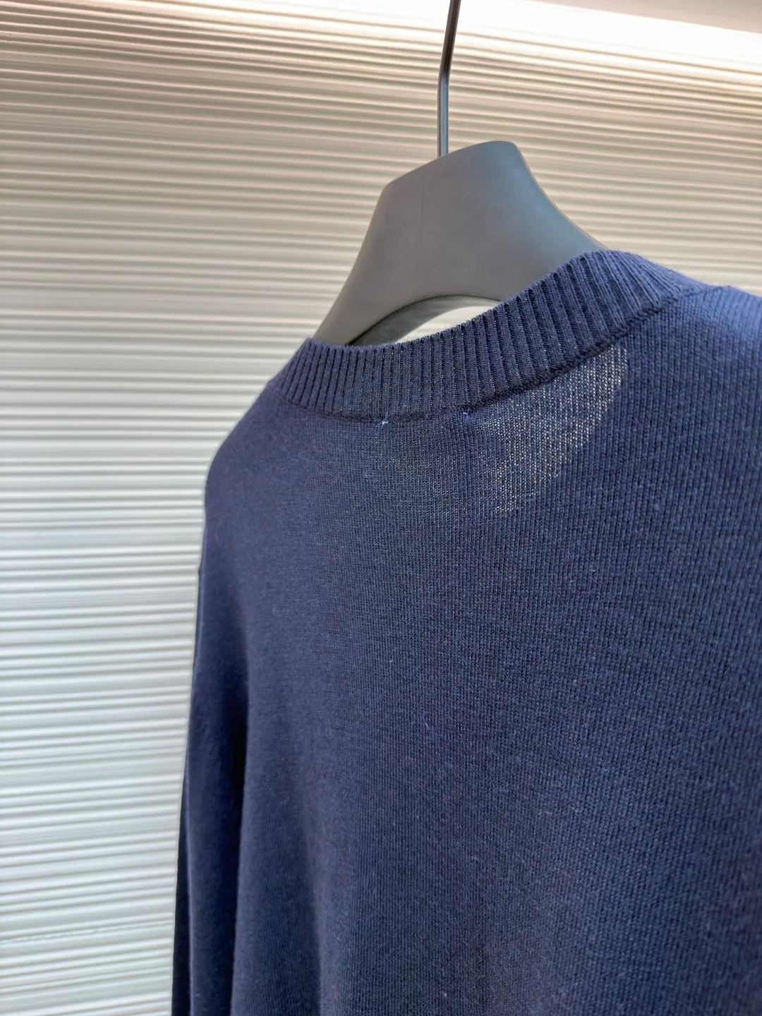 DIOR pattern jacquard round neck pullover long-sleeved cashmere sweater ●Authentic product: 15000 purchased and developed ●Item number: 1680826-B50 ●Fabric: wool fabric ●Technology: jacquard production ●Version: fitted version ●Weight: about 300 grams ●Size: XS-S-M-L ●Description: This knitted sweater is made of high-quality wool Specific fabric composition, natural fibers give it a soft skin-friendly touch, the delicate weave makes the body stiff and textured, the embroidery process is exquisite, and the puppy pattern is three-dimensional and vivid. It balances comfort and fashion, easily adapts to daily wear scenes, and adds unique fun to the look. The overall wiring is straight and delicate, the fabric is comfortable and soft, and the color is consistent without color difference. It can be matched with the same style to create a fashionable look and control various occasions. Customized accessories, complete with three standards, same style for men and women!