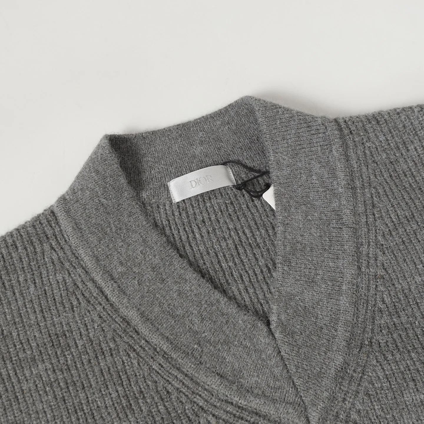 🅿️420 [Top quality] CD/Dior letter logo V-neck sweater. The fabric is made of 55% merino wool, 35% cotton yarn and 10% polyester. This fabric has high thermal insulation effect and upper body comfort. The embroidery uses 3D three-dimensional embroidery, and the chest is embellished with the DDIOR embroidery logo. Garment washing water removes impurities and lint smell, while effectively fixing the pattern and adding hand feel. This V-neck sweater highlights a classic silhouette. Crafted from gray goat hair jersey, it's enhanced with Dior Couture signature embroidery on the chest. Wear it with jeans and sneakers for a sophisticated yet casual modern look. Size:S/M/L