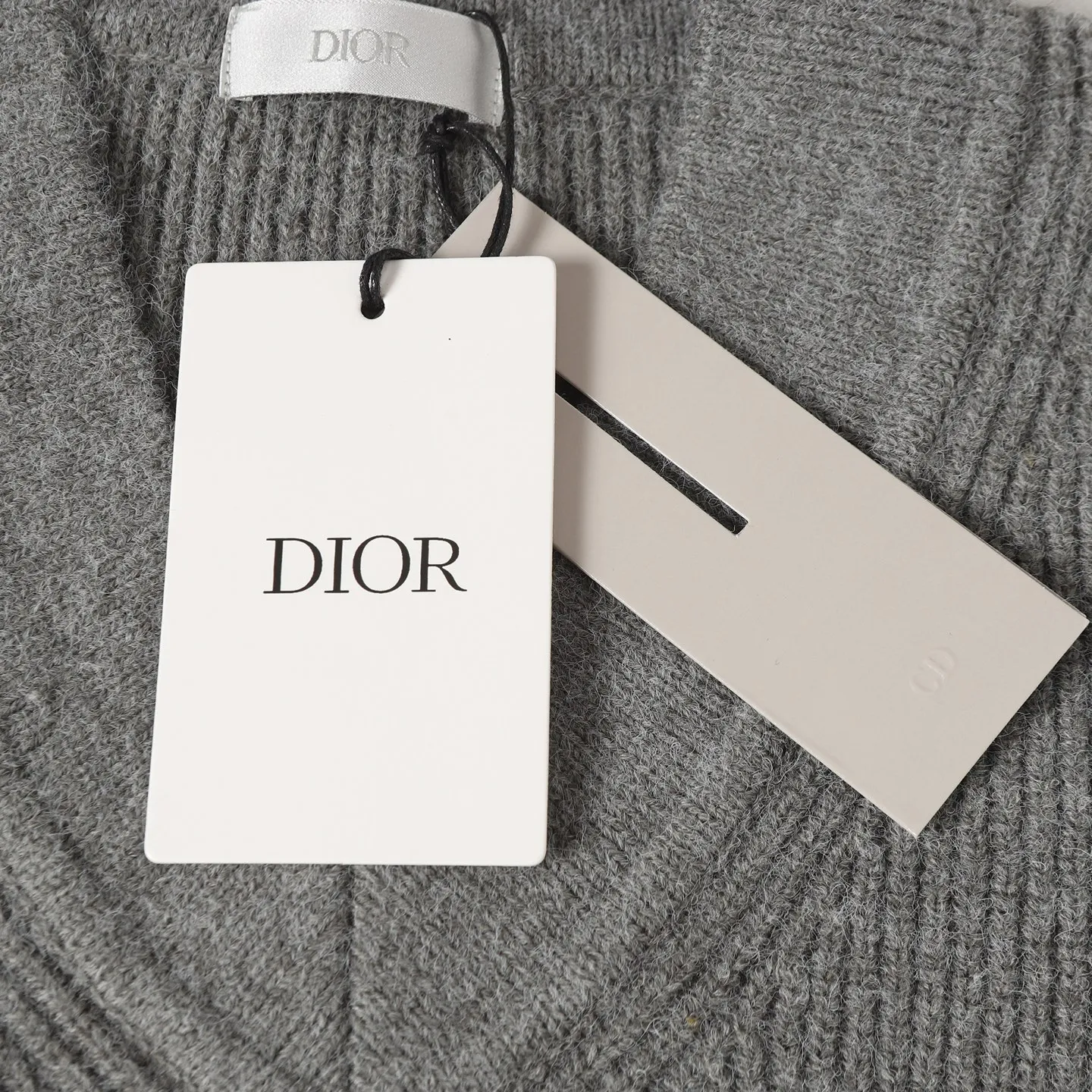 🅿️420 [Top quality] CD/Dior letter logo V-neck sweater. The fabric is made of 55% merino wool, 35% cotton yarn and 10% polyester. This fabric has high thermal insulation effect and upper body comfort. The embroidery uses 3D three-dimensional embroidery, and the chest is embellished with the DDIOR embroidery logo. Garment washing water removes impurities and lint smell, while effectively fixing the pattern and adding hand feel. This V-neck sweater highlights a classic silhouette. Crafted from gray goat hair jersey, it's enhanced with Dior Couture signature embroidery on the chest. Wear it with jeans and sneakers for a sophisticated yet casual modern look. Size:S/M/L