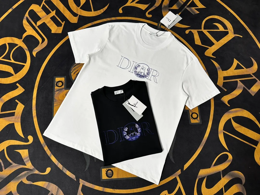 🅿️200 Exquisite upgrade of DiorLOGO, inspired by the retro of the 1980s. Original fabric. Official same style. Short-sleeved T-shirt. Customized fabric. Fabric dyed in the same vat. Very comfortable to touch. Latest brick cabinet synchronization for spring and summer. Fashionable and personalized. Super versatile. Loose version is very suitable for both men and women. A must-have for everyone. Hang tag. Collar label. Washed wheat. Complete with three labels. Color: black white.