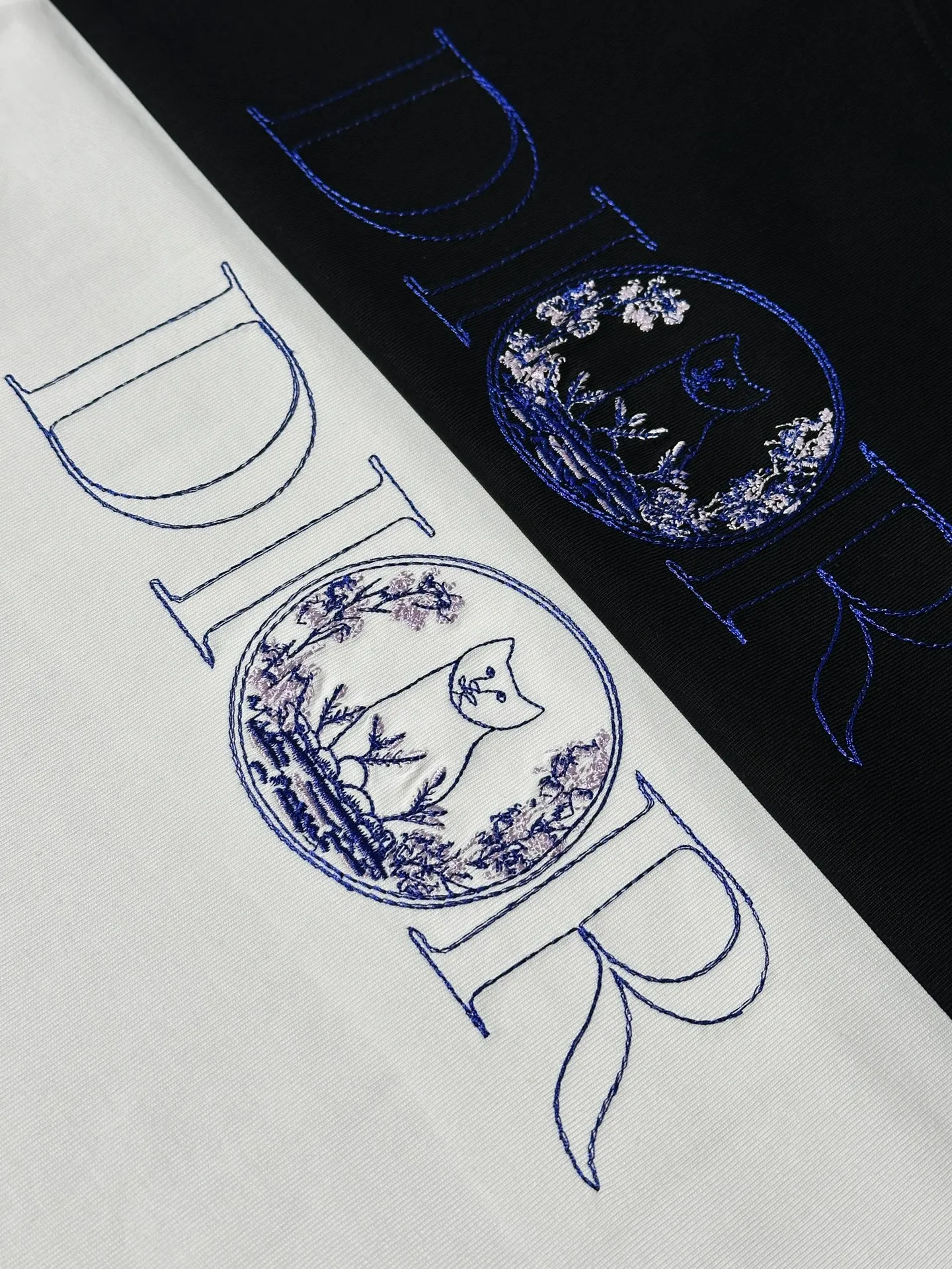 🅿️200 Exquisite upgrade of DiorLOGO, inspired by the retro of the 1980s. Original fabric. Official same style. Short-sleeved T-shirt. Customized fabric. Fabric dyed in the same vat. Very comfortable to touch. Latest brick cabinet synchronization for spring and summer. Fashionable and personalized. Super versatile. Loose version is very suitable for both men and women. A must-have for everyone. Hang tag. Collar label. Washed wheat. Complete with three labels. Color: black white.