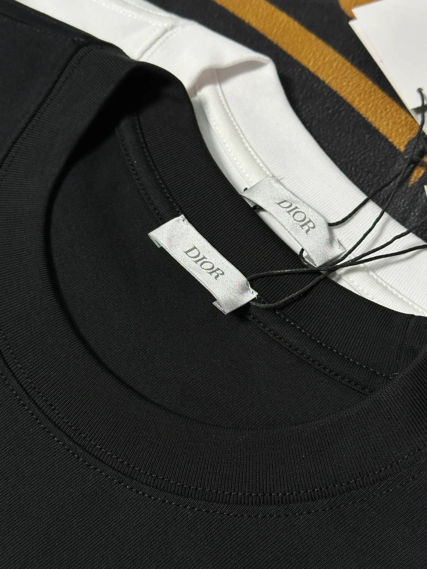 🅿️200 Exquisite upgrade of DiorLOGO, inspired by the retro of the 1980s. Original fabric. Official same style. Short-sleeved T-shirt. Customized fabric. Fabric dyed in the same vat. Very comfortable to touch. Latest brick cabinet synchronization for spring and summer. Fashionable and personalized. Super versatile. Loose version is very suitable for both men and women. A must-have for everyone. Hang tag. Collar label. Washed wheat. Complete with three labels. Color: black white.
