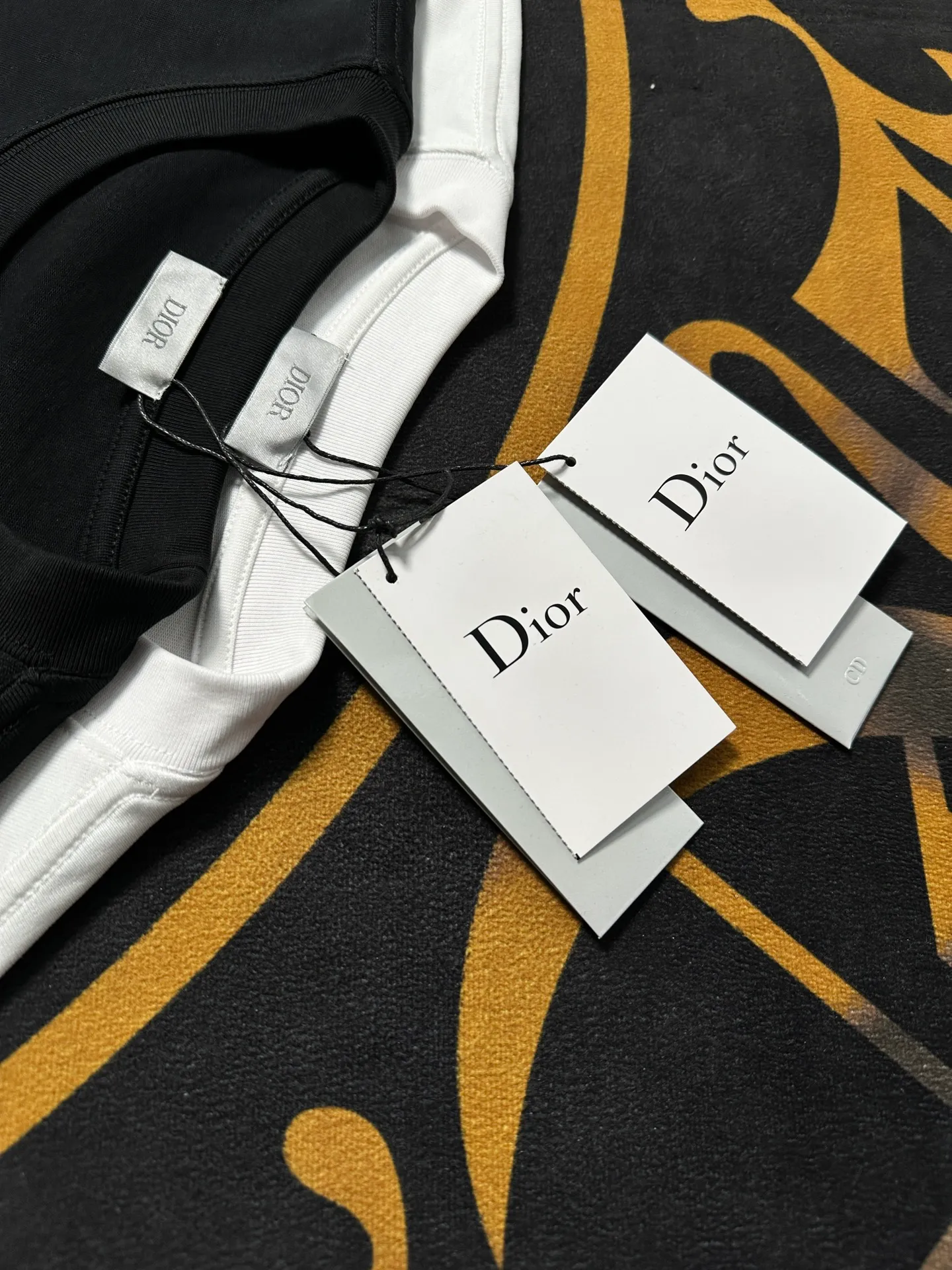 🅿️200 Exquisite upgrade of DiorLOGO, inspired by the retro of the 1980s. Original fabric. Official same style. Short-sleeved T-shirt. Customized fabric. Fabric dyed in the same vat. Very comfortable to touch. Latest brick cabinet synchronization for spring and summer. Fashionable and personalized. Super versatile. Loose version is very suitable for both men and women. A must-have for everyone. Hang tag. Collar label. Washed wheat. Complete with three labels. Color: black white.