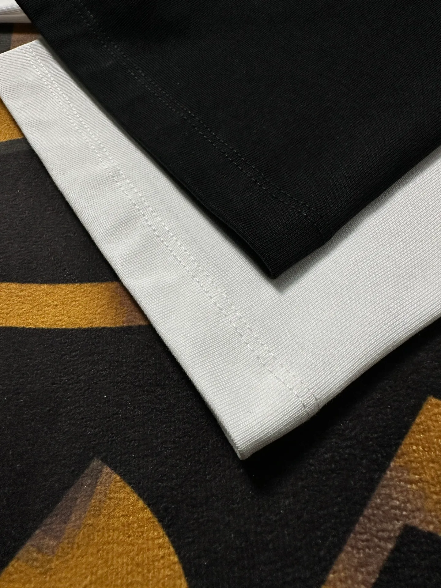🅿️200 Exquisite upgrade of DiorLOGO, inspired by the retro of the 1980s. Original fabric. Official same style. Short-sleeved T-shirt. Customized fabric. Fabric dyed in the same vat. Very comfortable to touch. Latest brick cabinet synchronization for spring and summer. Fashionable and personalized. Super versatile. Loose version is very suitable for both men and women. A must-have for everyone. Hang tag. Collar label. Washed wheat. Complete with three labels. Color: black white.