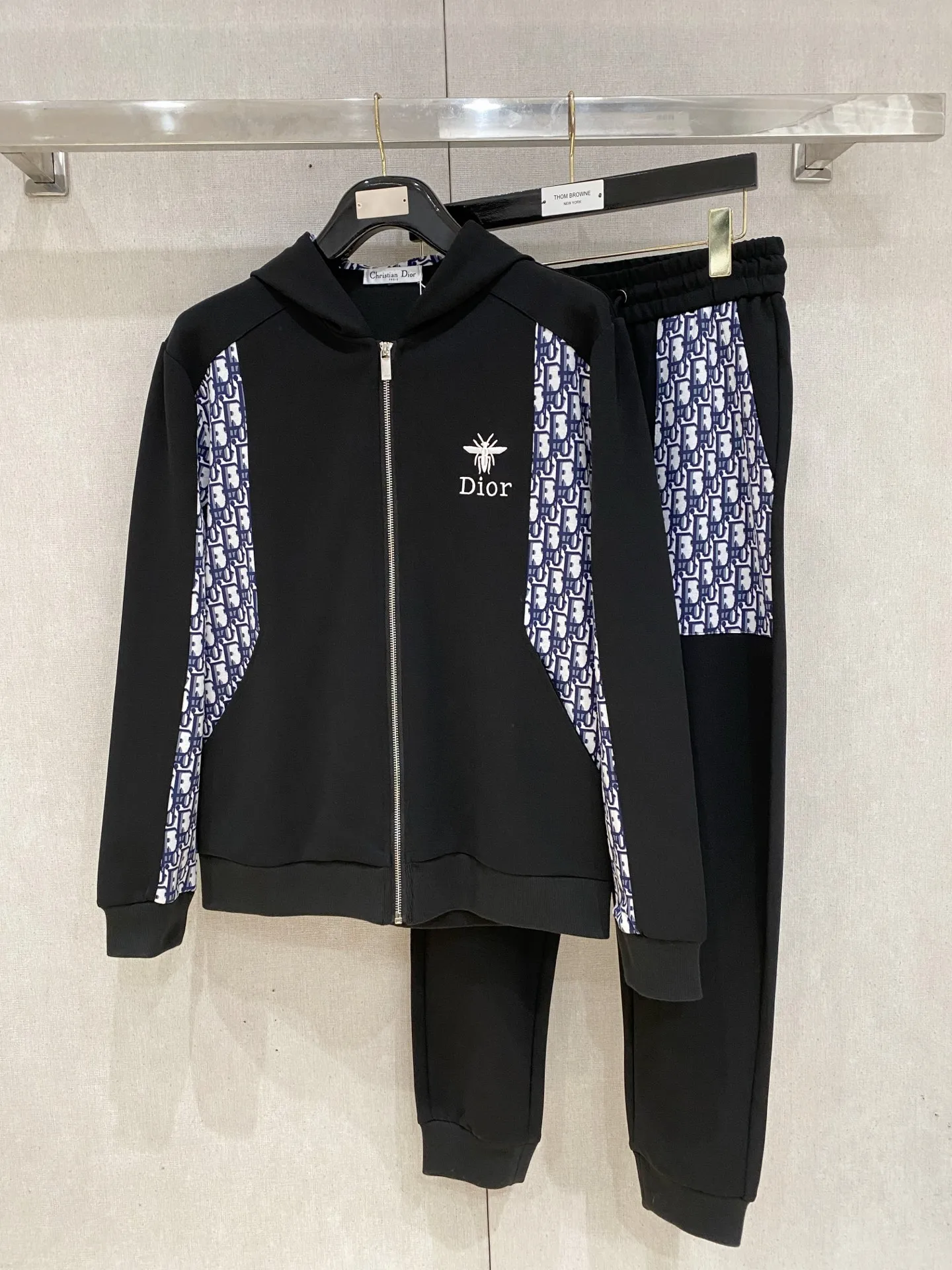 🅿️720 Dior hot-selling suit is coming. Focus on the original version of the official website. 2025 new hot-selling cardigan suit. The original order is the best. 🇭🇰The meticulous work of top designers. It has a fitting and perfect upper body effect. All-natural high-quality Tencel Roman cotton 100%, close-fitting comfort, noble and elegant! Original hardware embodies elegance and nobility! Counter size: M-3XL (maximum wear up to 190 pounds)