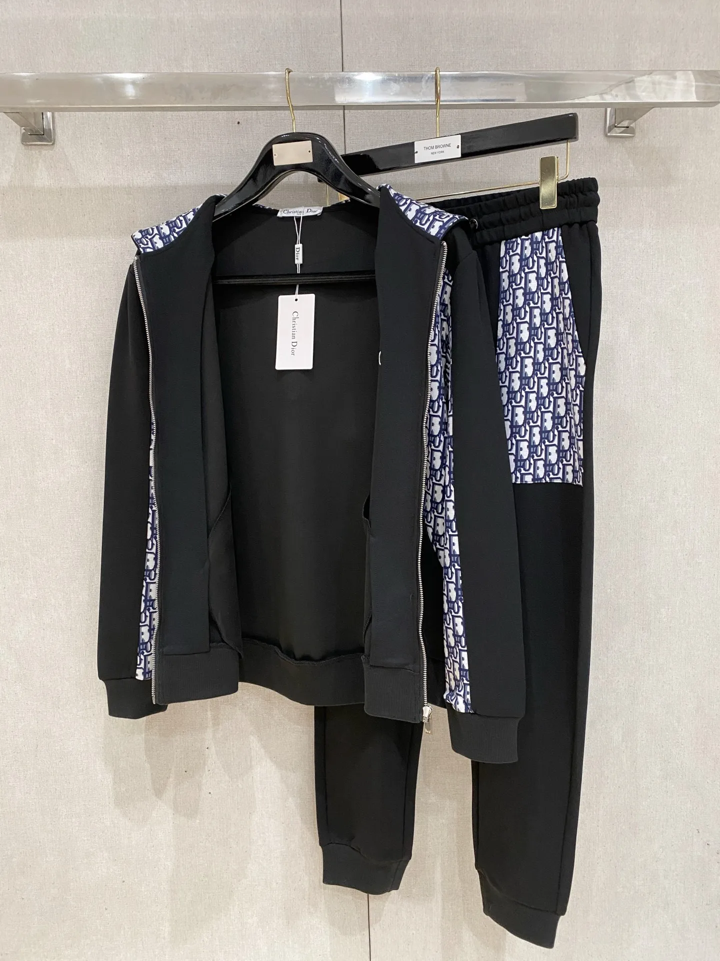 🅿️720 Dior hot-selling suit is coming. Focus on the original version of the official website. 2025 new hot-selling cardigan suit. The original order is the best. 🇭🇰The meticulous work of top designers. It has a fitting and perfect upper body effect. All-natural high-quality Tencel Roman cotton 100%, close-fitting comfort, noble and elegant! Original hardware embodies elegance and nobility! Counter size: M-3XL (maximum wear up to 190 pounds)