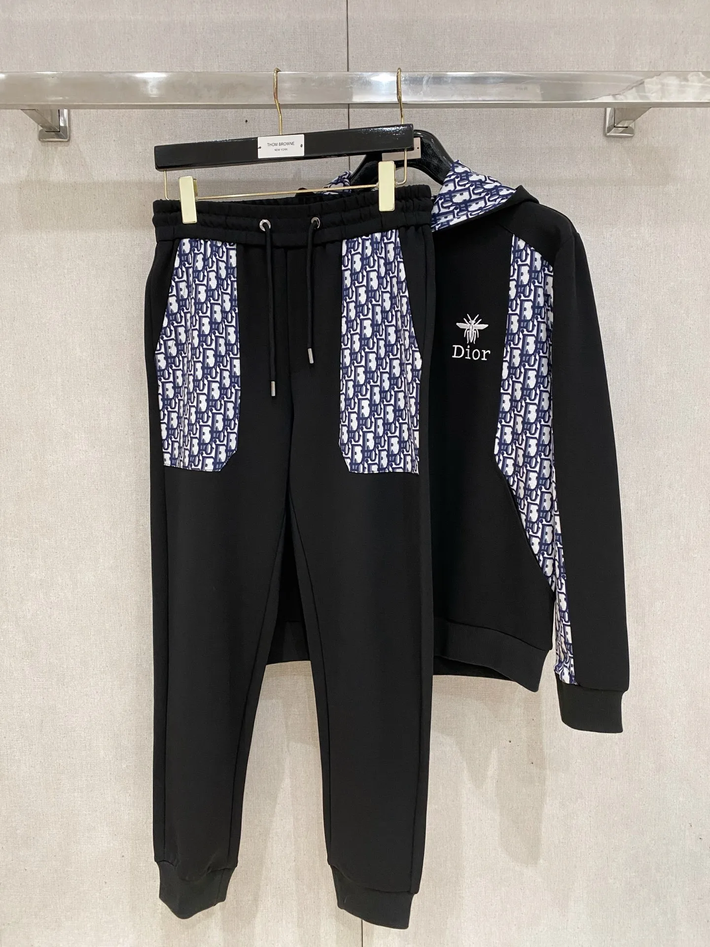 🅿️720 Dior hot-selling suit is coming. Focus on the original version of the official website. 2025 new hot-selling cardigan suit. The original order is the best. 🇭🇰The meticulous work of top designers. It has a fitting and perfect upper body effect. All-natural high-quality Tencel Roman cotton 100%, close-fitting comfort, noble and elegant! Original hardware embodies elegance and nobility! Counter size: M-3XL (maximum wear up to 190 pounds)