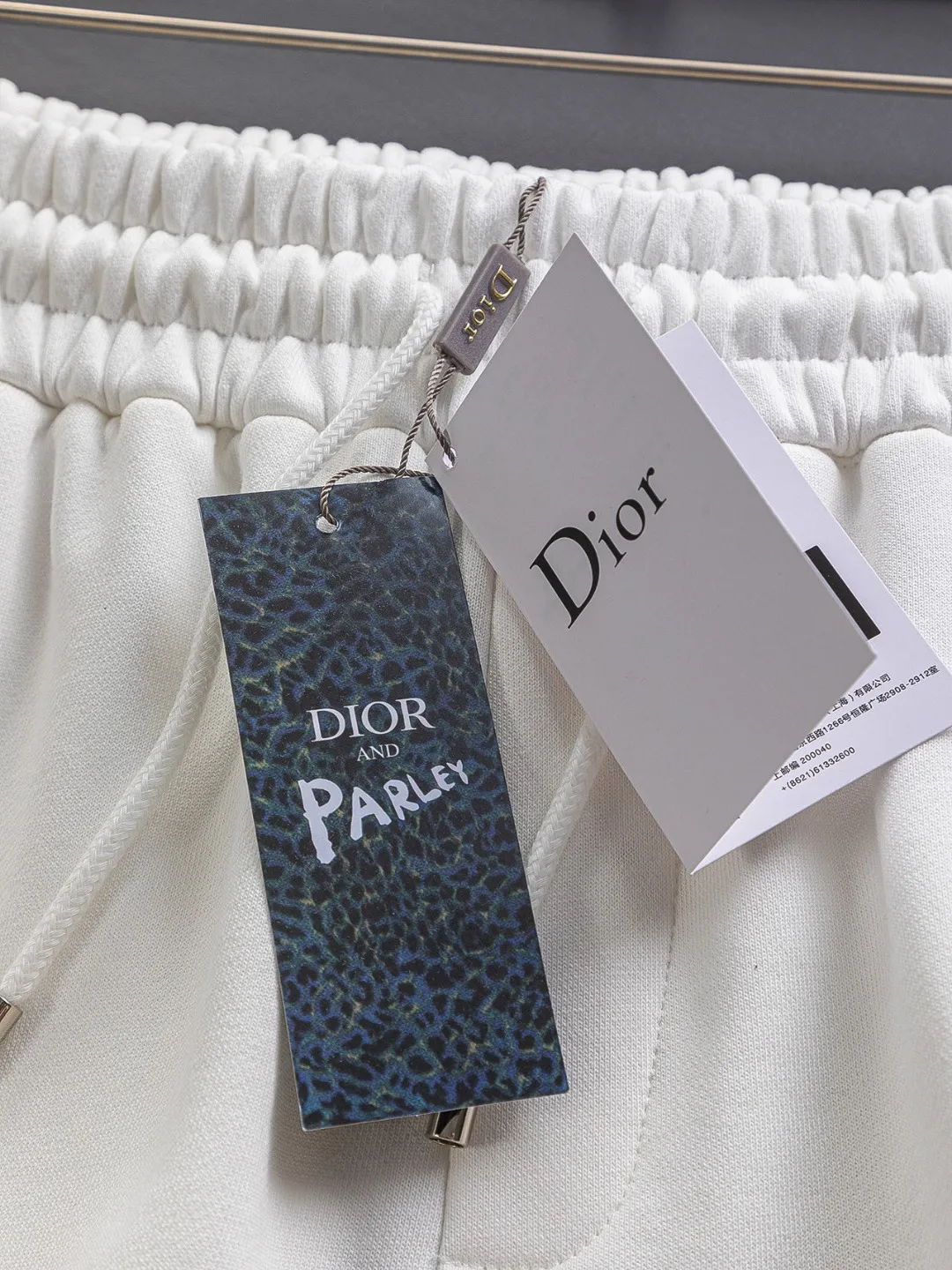 🅿️210 Dior CD DIOR micro-wide version S-XL CD 25ss counters are available at the same time. Retro colorful front color CD letter bee🪡 embroidered logo, back opening bag heavy craftsmanship, same style for men and women! Synchronized with the official website, high-elastic cotton fabrics at the counter! Super close to the skin and comfortable, durable and easy to wear, classic and simple logo design, meticulous original craftsmanship, shorts, a must-have item for men, are not the same as the general public, but must be unique and eye-catching. The appearance and quality of this Dior shorts are online, comfort, the same version and fashionability as always, including the fabric and cutting process, all of which are made with great effort! Made of washed pure cotton fabric, pure cotton is breathable, very refreshing and comfortable for daily wear, loose fit, you will find that it really looks good on the upper body, the overall is minimalist and neat, super versatile for daily wear! Pair it casually with a pair of pants for a youthful look. A T-shirt will make your outfit crazy. It is a fashionable item that can never go wrong! Color: Black White Size: S-XL Size chart: S: Seat circumference 58-Waist circumference 54-Pant length 43.5 M: Seat circumference 60-Waist circumference 56.5-Pant length 45 L: Seat circumference 62-Waist circumference 59-Pant length 46.5 XL: Seat circumference 64-Waist circumference 61.5-Pant length 48