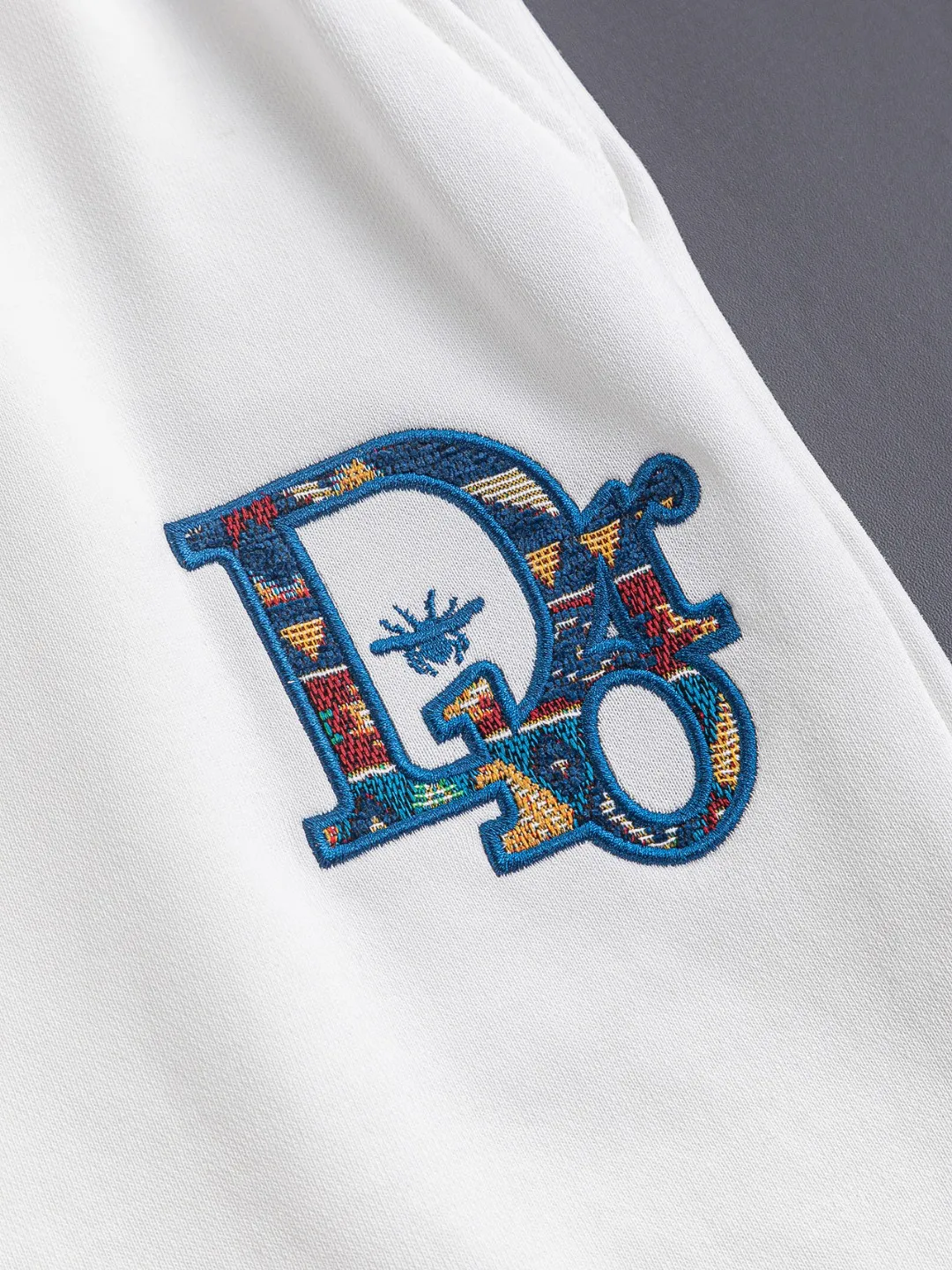 🅿️210 Dior CD DIOR micro-wide version S-XL CD 25ss counters are available at the same time. Retro colorful front color CD letter bee🪡 embroidered logo, back opening bag heavy craftsmanship, same style for men and women! Synchronized with the official website, high-elastic cotton fabrics at the counter! Super close to the skin and comfortable, durable and easy to wear, classic and simple logo design, meticulous original craftsmanship, shorts, a must-have item for men, are not the same as the general public, but must be unique and eye-catching. The appearance and quality of this Dior shorts are online, comfort, the same version and fashionability as always, including the fabric and cutting process, all of which are made with great effort! Made of washed pure cotton fabric, pure cotton is breathable, very refreshing and comfortable for daily wear, loose fit, you will find that it really looks good on the upper body, the overall is minimalist and neat, super versatile for daily wear! Pair it casually with a pair of pants for a youthful look. A T-shirt will make your outfit crazy. It is a fashionable item that can never go wrong! Color: Black White Size: S-XL Size chart: S: Seat circumference 58-Waist circumference 54-Pant length 43.5 M: Seat circumference 60-Waist circumference 56.5-Pant length 45 L: Seat circumference 62-Waist circumference 59-Pant length 46.5 XL: Seat circumference 64-Waist circumference 61.5-Pant length 48