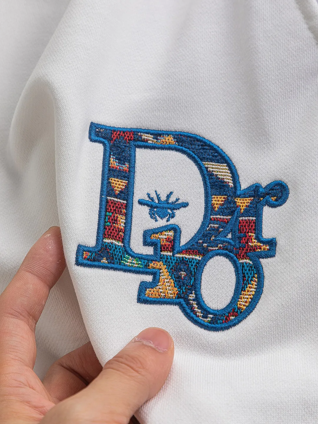 🅿️210 Dior CD DIOR micro-wide version S-XL CD 25ss counters are available at the same time. Retro colorful front color CD letter bee🪡 embroidered logo, back opening bag heavy craftsmanship, same style for men and women! Synchronized with the official website, high-elastic cotton fabrics at the counter! Super close to the skin and comfortable, durable and easy to wear, classic and simple logo design, meticulous original craftsmanship, shorts, a must-have item for men, are not the same as the general public, but must be unique and eye-catching. The appearance and quality of this Dior shorts are online, comfort, the same version and fashionability as always, including the fabric and cutting process, all of which are made with great effort! Made of washed pure cotton fabric, pure cotton is breathable, very refreshing and comfortable for daily wear, loose fit, you will find that it really looks good on the upper body, the overall is minimalist and neat, super versatile for daily wear! Pair it casually with a pair of pants for a youthful look. A T-shirt will make your outfit crazy. It is a fashionable item that can never go wrong! Color: Black White Size: S-XL Size chart: S: Seat circumference 58-Waist circumference 54-Pant length 43.5 M: Seat circumference 60-Waist circumference 56.5-Pant length 45 L: Seat circumference 62-Waist circumference 59-Pant length 46.5 XL: Seat circumference 64-Waist circumference 61.5-Pant length 48