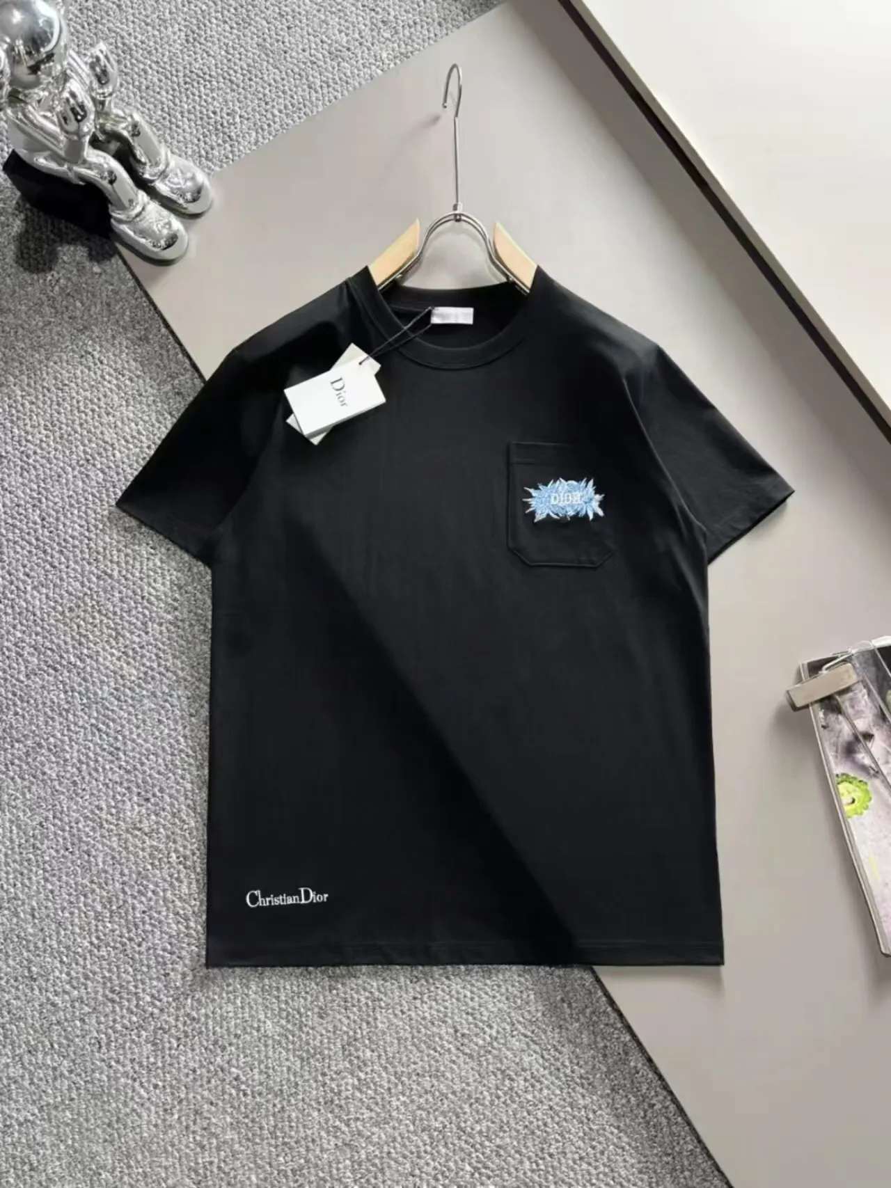 🅿️190 (arrives the next day) Dior 2025 new style pocket flower embroidered letter logo, same style for men and women, short-sleeved T-shirt ·Customized 260g 100% double yarn pure cotton fabric ·Design dyed 32 counts double-strand thread ·Collar label, hangtag, main mark and three labels complete Color: black Size: XS S M L