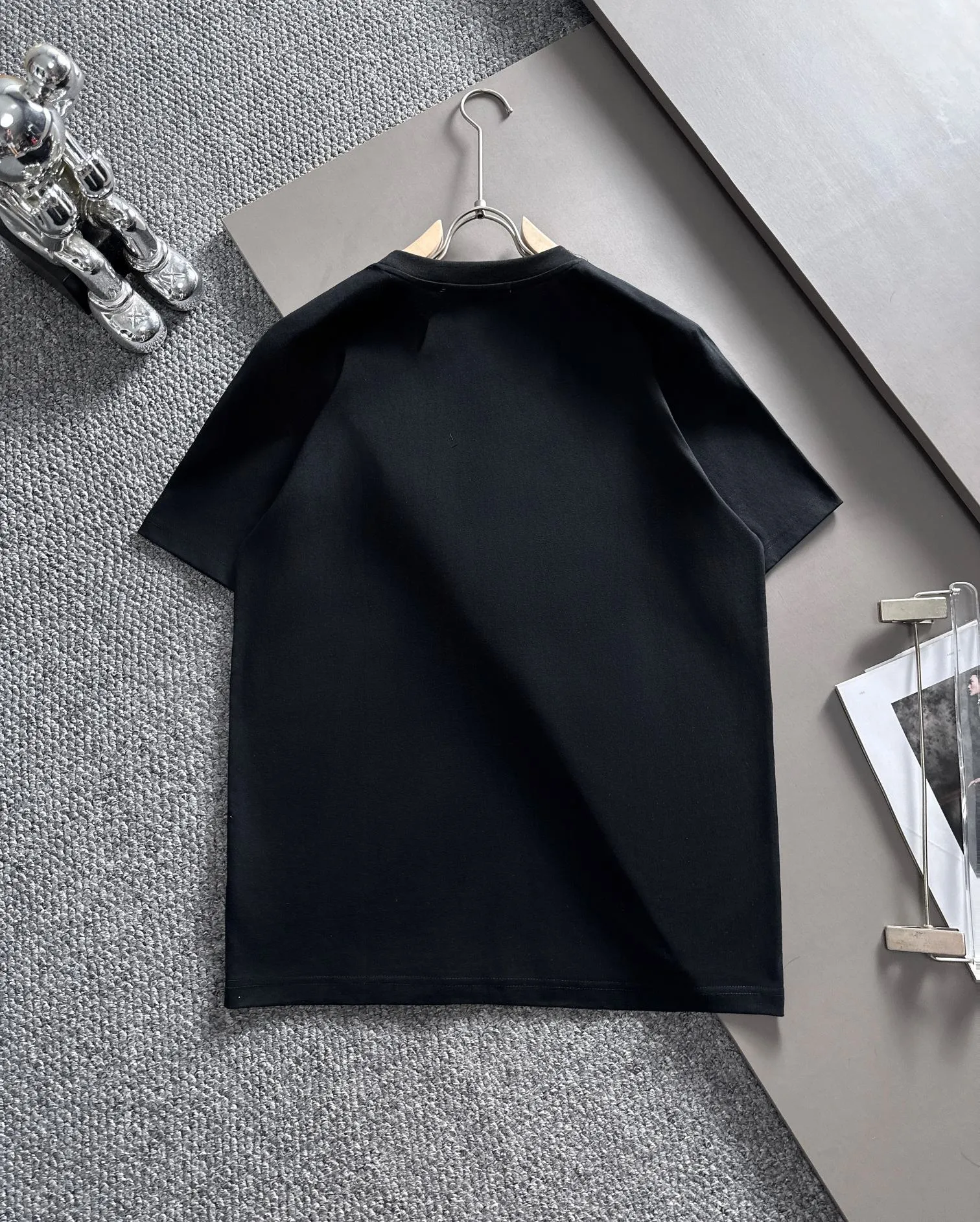 🅿️190 (arrives the next day) Dior 2025 new style pocket flower embroidered letter logo, same style for men and women, short-sleeved T-shirt ·Customized 260g 100% double yarn pure cotton fabric ·Design dyed 32 counts double-strand thread ·Collar label, hangtag, main mark and three labels complete Color: black Size: XS S M L