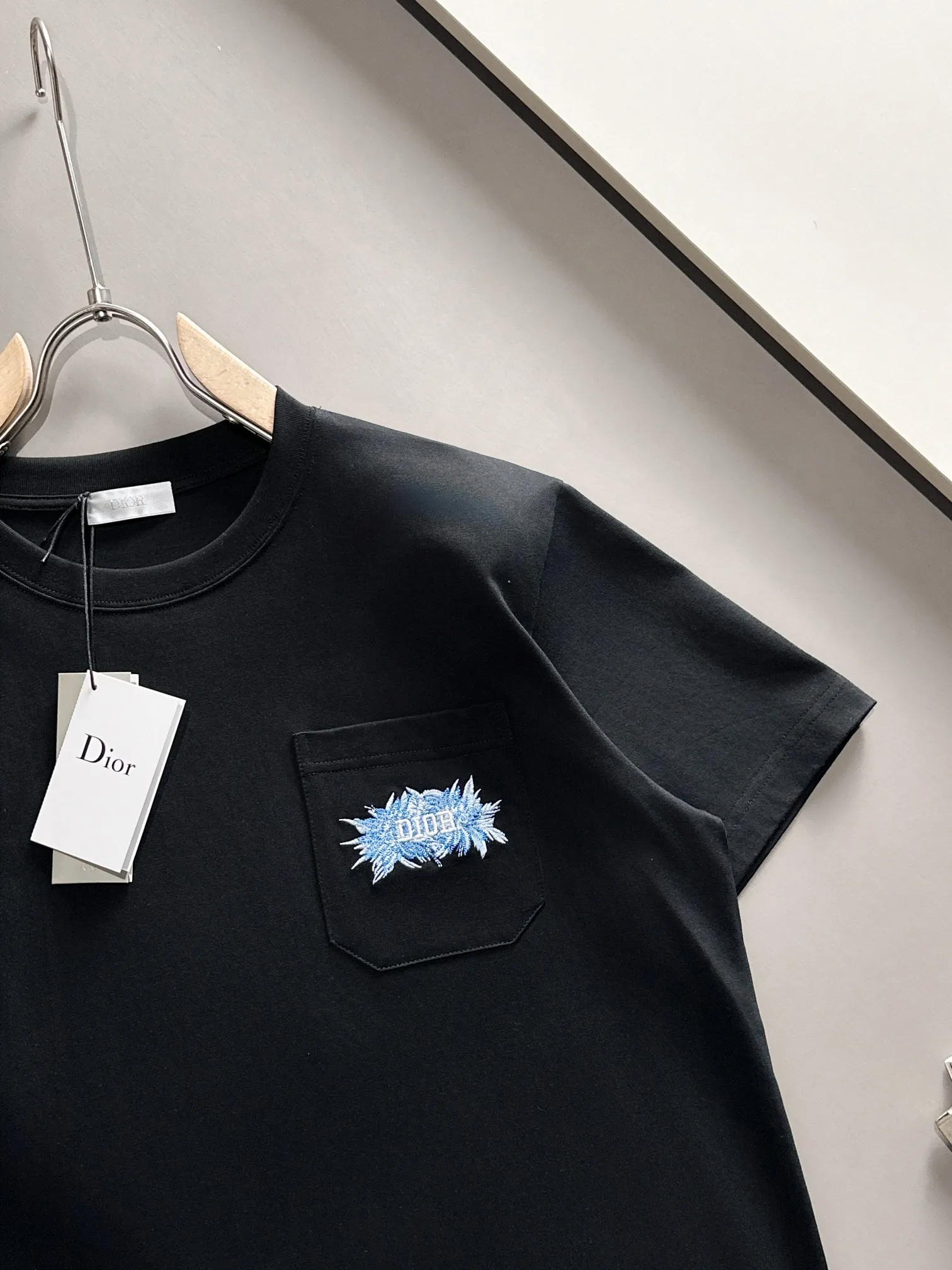 🅿️190 (arrives the next day) Dior 2025 new style pocket flower embroidered letter logo, same style for men and women, short-sleeved T-shirt ·Customized 260g 100% double yarn pure cotton fabric ·Design dyed 32 counts double-strand thread ·Collar label, hangtag, main mark and three labels complete Color: black Size: XS S M L