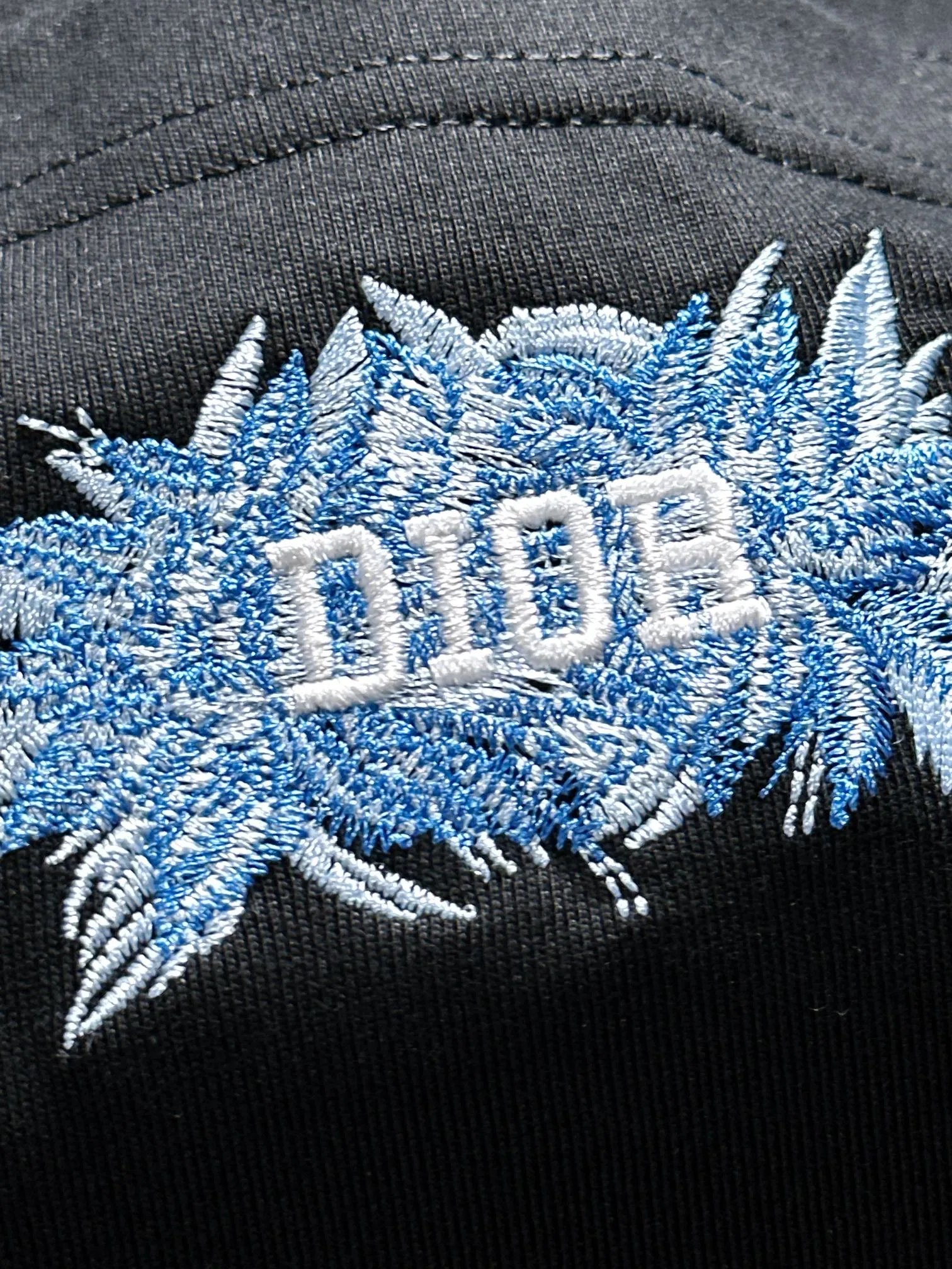 🅿️190 (arrives the next day) Dior 2025 new style pocket flower embroidered letter logo, same style for men and women, short-sleeved T-shirt ·Customized 260g 100% double yarn pure cotton fabric ·Design dyed 32 counts double-strand thread ·Collar label, hangtag, main mark and three labels complete Color: black Size: XS S M L