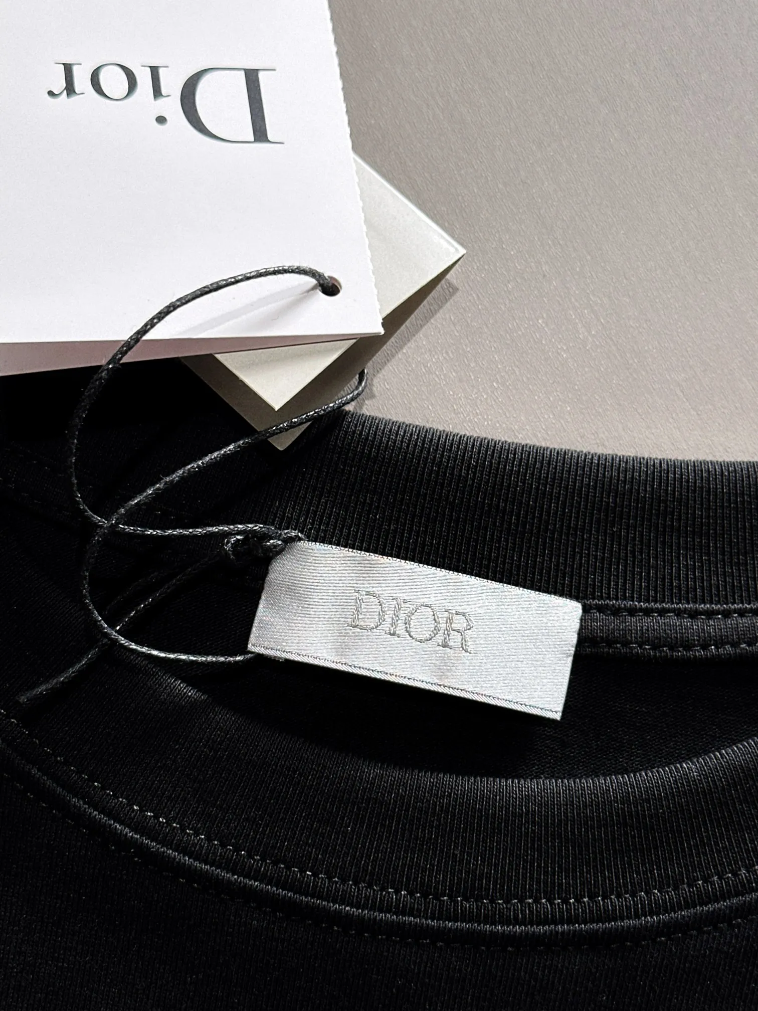 🅿️190 (arrives the next day) Dior 2025 new style pocket flower embroidered letter logo, same style for men and women, short-sleeved T-shirt ·Customized 260g 100% double yarn pure cotton fabric ·Design dyed 32 counts double-strand thread ·Collar label, hangtag, main mark and three labels complete Color: black Size: XS S M L