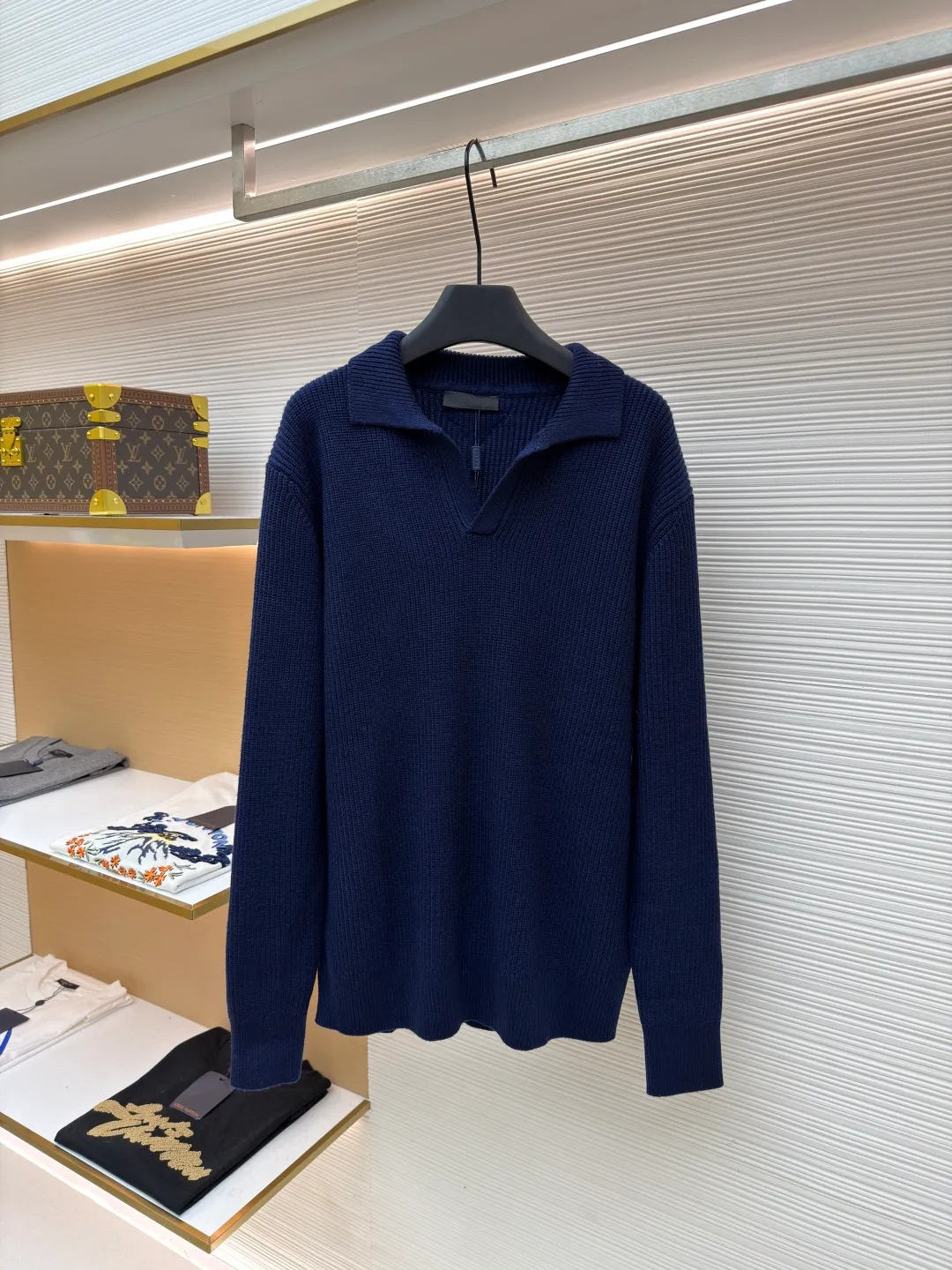 PRADA Triangle logo seagull collar knitted sweater ●Item number: 1681465-A75 ●Material: 100% cotton ●Technology: knitting ●Color: navy ●Version: fitted version ●Weight: about 840 grams ●Size: S-M-L-XL ●Description: This sweater uses Polo collar knitting technology, with a crisp and stylish neckline, blending casualness and sophistication. Using thick needle texture weaving technology, the body texture is clear and rich in texture, creating a retro and simple style. In terms of details, the precise splicing process of the collar and placket ensures neat and natural stitching, ensuring the neatness of the silhouette; the rib knitting process of the cuffs and hem has moderate elasticity, which not only fits the body shape but also enhances the comfort of wearing. Made of high-quality knitted fabric and finely woven, it is skin-friendly, breathable and has a crisp silhouette. From the design of the neckline to the presentation of texture, every craftsmanship reflects the pursuit of classic styles and delicate workmanship. It is a knitted item that combines daily practicality with style. The overall wiring is straight and delicate, the fabric is comfortable and soft, and the color is consistent without color difference. It can be matched with the same style to create a fashionable look and control various occasions. Customized accessories, complete with three standards, same style for men and women!