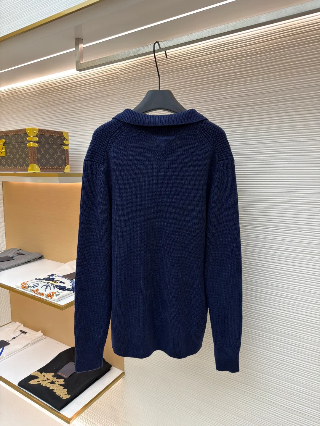 PRADA Triangle logo seagull collar knitted sweater ●Item number: 1681465-A75 ●Material: 100% cotton ●Technology: knitting ●Color: navy ●Version: fitted version ●Weight: about 840 grams ●Size: S-M-L-XL ●Description: This sweater uses Polo collar knitting technology, with a crisp and stylish neckline, blending casualness and sophistication. Using thick needle texture weaving technology, the body texture is clear and rich in texture, creating a retro and simple style. In terms of details, the precise splicing process of the collar and placket ensures neat and natural stitching, ensuring the neatness of the silhouette; the rib knitting process of the cuffs and hem has moderate elasticity, which not only fits the body shape but also enhances the comfort of wearing. Made of high-quality knitted fabric and finely woven, it is skin-friendly, breathable and has a crisp silhouette. From the design of the neckline to the presentation of texture, every craftsmanship reflects the pursuit of classic styles and delicate workmanship. It is a knitted item that combines daily practicality with style. The overall wiring is straight and delicate, the fabric is comfortable and soft, and the color is consistent without color difference. It can be matched with the same style to create a fashionable look and control various occasions. Customized accessories, complete with three standards, same style for men and women!