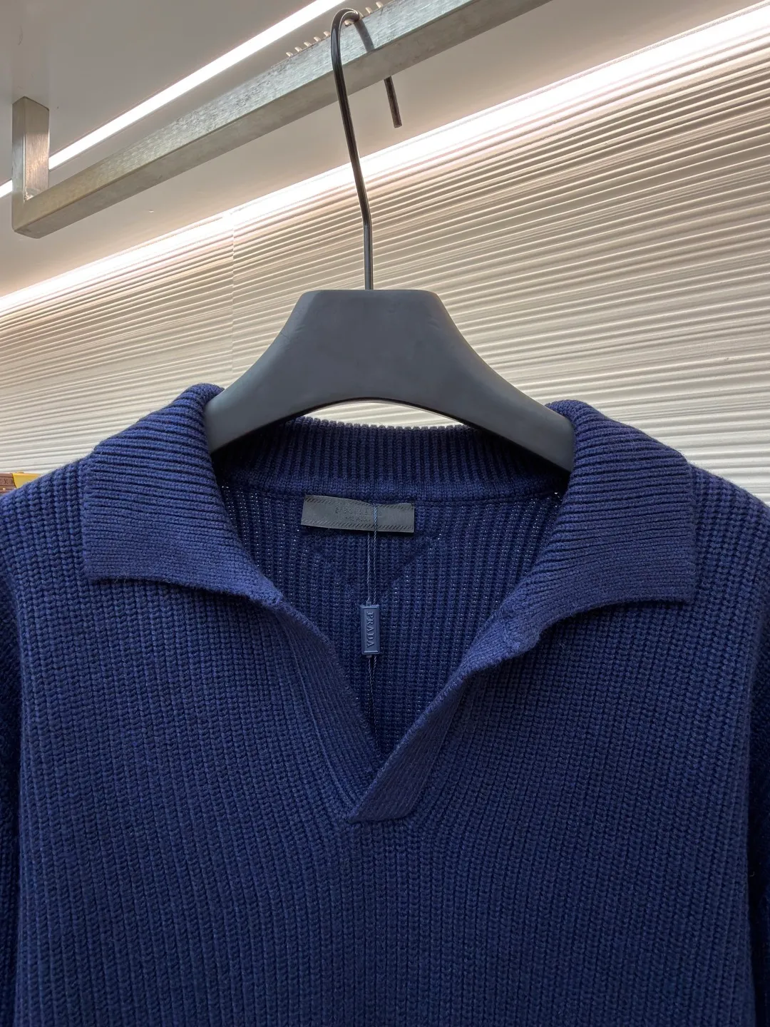 PRADA Triangle logo seagull collar knitted sweater ●Item number: 1681465-A75 ●Material: 100% cotton ●Technology: knitting ●Color: navy ●Version: fitted version ●Weight: about 840 grams ●Size: S-M-L-XL ●Description: This sweater uses Polo collar knitting technology, with a crisp and stylish neckline, blending casualness and sophistication. Using thick needle texture weaving technology, the body texture is clear and rich in texture, creating a retro and simple style. In terms of details, the precise splicing process of the collar and placket ensures neat and natural stitching, ensuring the neatness of the silhouette; the rib knitting process of the cuffs and hem has moderate elasticity, which not only fits the body shape but also enhances the comfort of wearing. Made of high-quality knitted fabric and finely woven, it is skin-friendly, breathable and has a crisp silhouette. From the design of the neckline to the presentation of texture, every craftsmanship reflects the pursuit of classic styles and delicate workmanship. It is a knitted item that combines daily practicality with style. The overall wiring is straight and delicate, the fabric is comfortable and soft, and the color is consistent without color difference. It can be matched with the same style to create a fashionable look and control various occasions. Customized accessories, complete with three standards, same style for men and women!