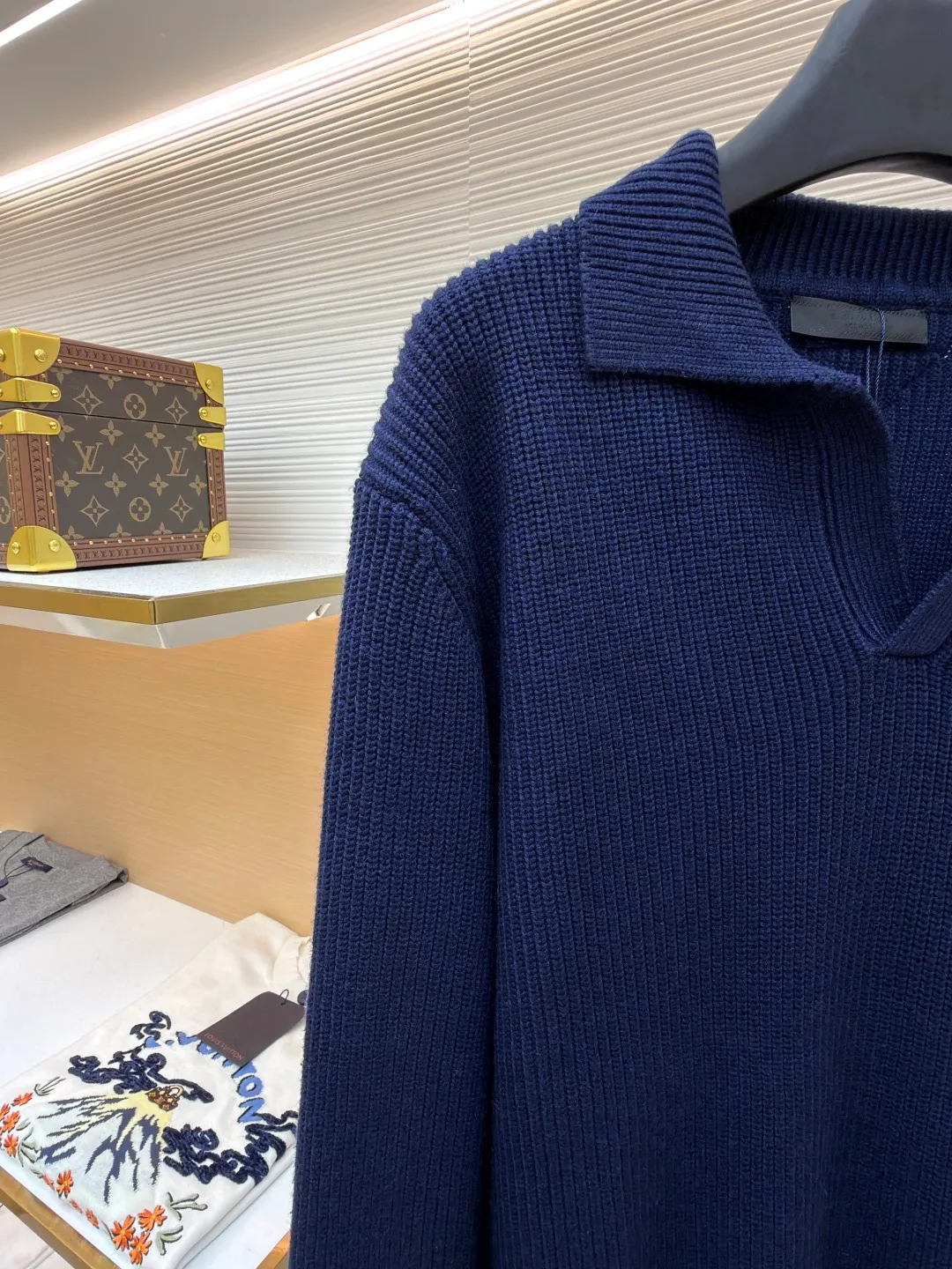 PRADA Triangle logo seagull collar knitted sweater ●Item number: 1681465-A75 ●Material: 100% cotton ●Technology: knitting ●Color: navy ●Version: fitted version ●Weight: about 840 grams ●Size: S-M-L-XL ●Description: This sweater uses Polo collar knitting technology, with a crisp and stylish neckline, blending casualness and sophistication. Using thick needle texture weaving technology, the body texture is clear and rich in texture, creating a retro and simple style. In terms of details, the precise splicing process of the collar and placket ensures neat and natural stitching, ensuring the neatness of the silhouette; the rib knitting process of the cuffs and hem has moderate elasticity, which not only fits the body shape but also enhances the comfort of wearing. Made of high-quality knitted fabric and finely woven, it is skin-friendly, breathable and has a crisp silhouette. From the design of the neckline to the presentation of texture, every craftsmanship reflects the pursuit of classic styles and delicate workmanship. It is a knitted item that combines daily practicality with style. The overall wiring is straight and delicate, the fabric is comfortable and soft, and the color is consistent without color difference. It can be matched with the same style to create a fashionable look and control various occasions. Customized accessories, complete with three standards, same style for men and women!