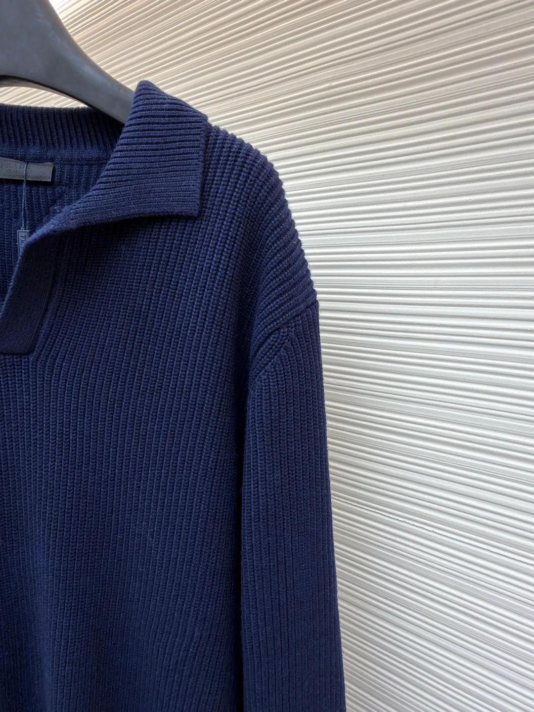 PRADA Triangle logo seagull collar knitted sweater ●Item number: 1681465-A75 ●Material: 100% cotton ●Technology: knitting ●Color: navy ●Version: fitted version ●Weight: about 840 grams ●Size: S-M-L-XL ●Description: This sweater uses Polo collar knitting technology, with a crisp and stylish neckline, blending casualness and sophistication. Using thick needle texture weaving technology, the body texture is clear and rich in texture, creating a retro and simple style. In terms of details, the precise splicing process of the collar and placket ensures neat and natural stitching, ensuring the neatness of the silhouette; the rib knitting process of the cuffs and hem has moderate elasticity, which not only fits the body shape but also enhances the comfort of wearing. Made of high-quality knitted fabric and finely woven, it is skin-friendly, breathable and has a crisp silhouette. From the design of the neckline to the presentation of texture, every craftsmanship reflects the pursuit of classic styles and delicate workmanship. It is a knitted item that combines daily practicality with style. The overall wiring is straight and delicate, the fabric is comfortable and soft, and the color is consistent without color difference. It can be matched with the same style to create a fashionable look and control various occasions. Customized accessories, complete with three standards, same style for men and women!