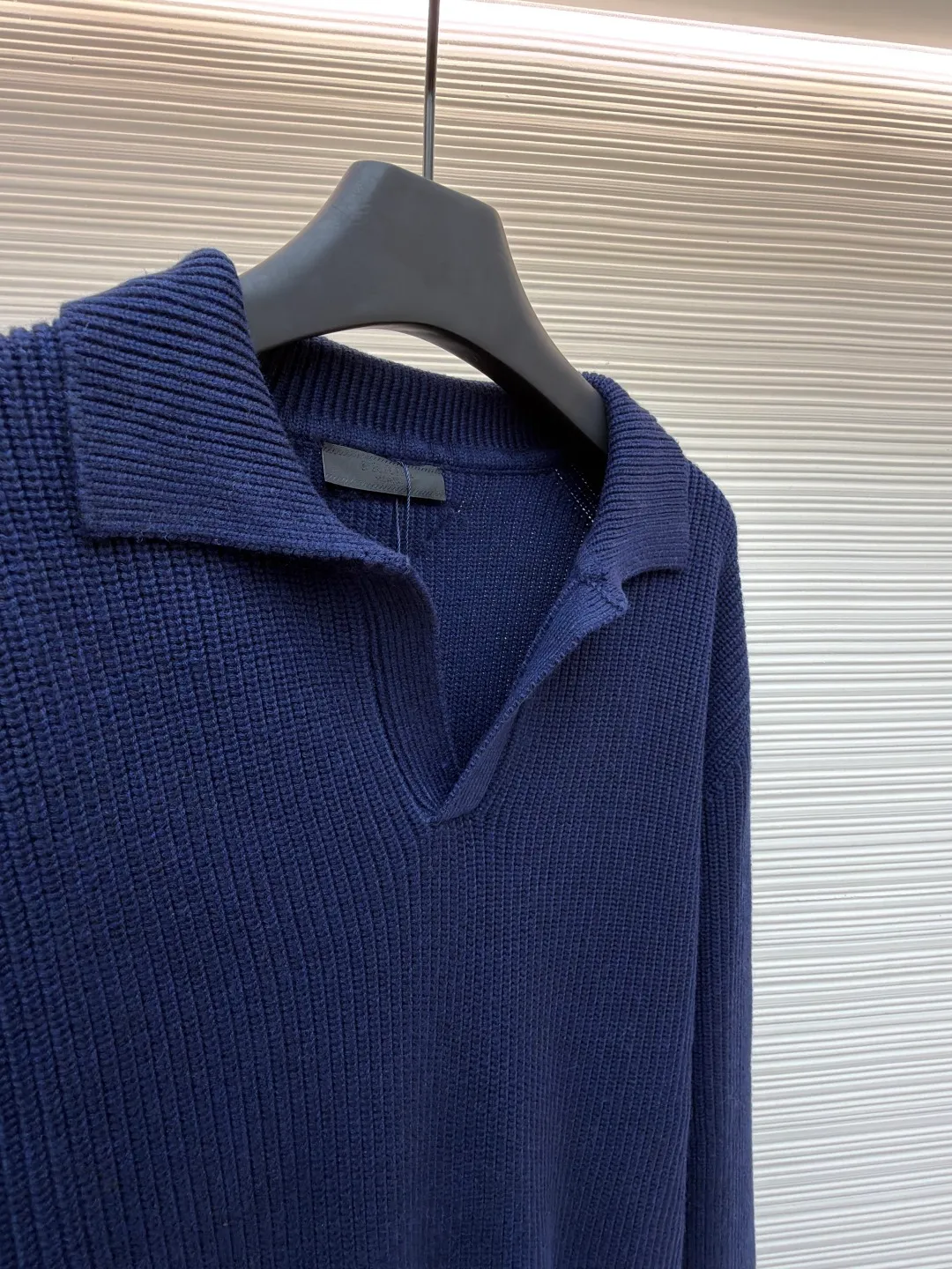 PRADA Triangle logo seagull collar knitted sweater ●Item number: 1681465-A75 ●Material: 100% cotton ●Technology: knitting ●Color: navy ●Version: fitted version ●Weight: about 840 grams ●Size: S-M-L-XL ●Description: This sweater uses Polo collar knitting technology, with a crisp and stylish neckline, blending casualness and sophistication. Using thick needle texture weaving technology, the body texture is clear and rich in texture, creating a retro and simple style. In terms of details, the precise splicing process of the collar and placket ensures neat and natural stitching, ensuring the neatness of the silhouette; the rib knitting process of the cuffs and hem has moderate elasticity, which not only fits the body shape but also enhances the comfort of wearing. Made of high-quality knitted fabric and finely woven, it is skin-friendly, breathable and has a crisp silhouette. From the design of the neckline to the presentation of texture, every craftsmanship reflects the pursuit of classic styles and delicate workmanship. It is a knitted item that combines daily practicality with style. The overall wiring is straight and delicate, the fabric is comfortable and soft, and the color is consistent without color difference. It can be matched with the same style to create a fashionable look and control various occasions. Customized accessories, complete with three standards, same style for men and women!
