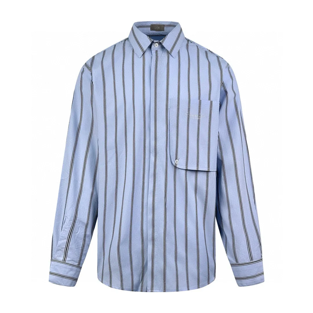 🅿️440 [Exclusive supply] CD slogan embroidered striped long-sleeved shirt. Original purchase and development of 15,500. The fabric is made of customized Yayun brocade striped cotton. The minimum order quantity is 3000 meters. It can also be made into ready-made clothes starting from 1500 pieces. The stripes are clear, the color is bright, delicate and soft. The chest pockets are decorated with Christian Dior Couture embroidery. The blue stripes are used as the main tone. The stripes are static. The unique arrangement and distribution creates a flowing visual patchwork. The unique design of swallowtail style enriches the dressing style. Dynamic and energetic. Fresh and elegant. Breaks the restraint and rigidity of traditional shirts. Interprets the perfect fusion of art and trend, using imported machine embroidery technology. Uses advanced computer control systems and precision mechanical components to realize Christian Dior Couture embroidery operations with high precision. The lines are smooth and delicate, and ergonomic three-dimensional counter-position cutting ensures precise alignment between lines. Return to traditional craft techniques through segmentation. The technical techniques of folding, shrinking and stretching are complicated and cumbersome, slow in aging and high in loss. High-temperature presses are used for the ironing positions. Through the synergistic effect of the heating plate and the pressure roller, high temperature and pressure are applied to the fabric to make the surface of the fabric smooth and crisp, wear-resistant and washable. Size:39/40/41/42