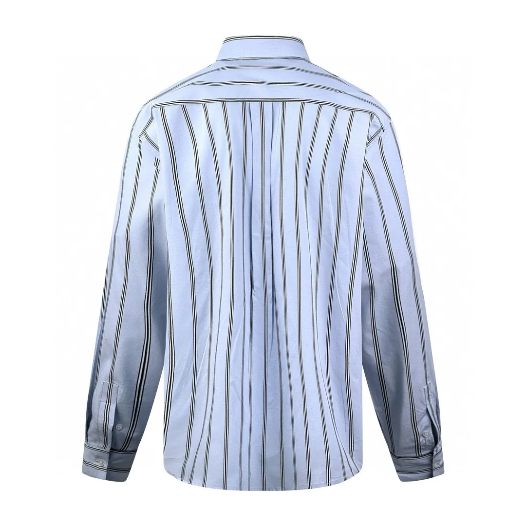 🅿️440 [Exclusive supply] CD slogan embroidered striped long-sleeved shirt. Original purchase and development of 15,500. The fabric is made of customized Yayun brocade striped cotton. The minimum order quantity is 3000 meters. It can also be made into ready-made clothes starting from 1500 pieces. The stripes are clear, the color is bright, delicate and soft. The chest pockets are decorated with Christian Dior Couture embroidery. The blue stripes are used as the main tone. The stripes are static. The unique arrangement and distribution creates a flowing visual patchwork. The unique design of swallowtail style enriches the dressing style. Dynamic and energetic. Fresh and elegant. Breaks the restraint and rigidity of traditional shirts. Interprets the perfect fusion of art and trend, using imported machine embroidery technology. Uses advanced computer control systems and precision mechanical components to realize Christian Dior Couture embroidery operations with high precision. The lines are smooth and delicate, and ergonomic three-dimensional counter-position cutting ensures precise alignment between lines. Return to traditional craft techniques through segmentation. The technical techniques of folding, shrinking and stretching are complicated and cumbersome, slow in aging and high in loss. High-temperature presses are used for the ironing positions. Through the synergistic effect of the heating plate and the pressure roller, high temperature and pressure are applied to the fabric to make the surface of the fabric smooth and crisp, wear-resistant and washable. Size:39/40/41/42