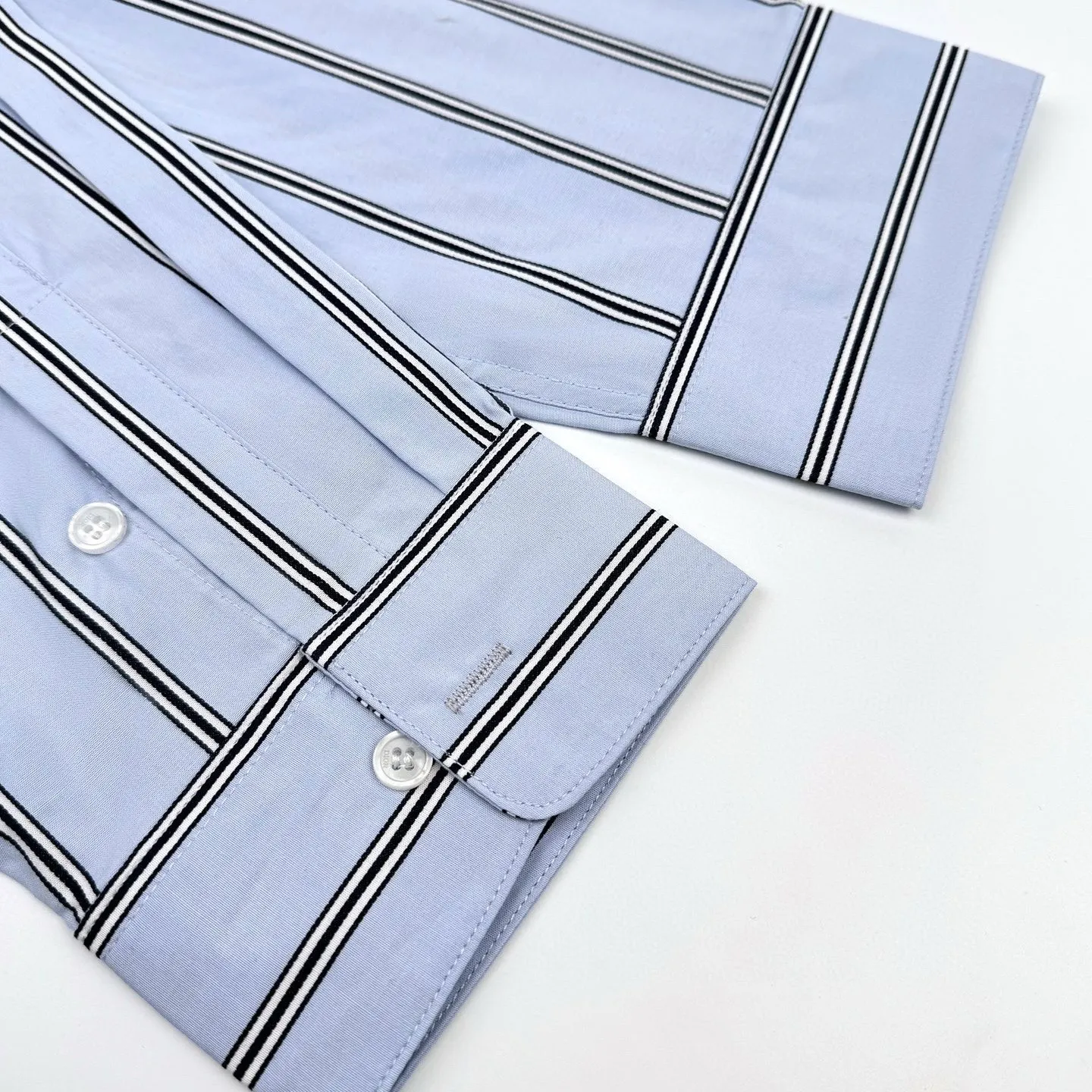 🅿️440 [Exclusive supply] CD slogan embroidered striped long-sleeved shirt. Original purchase and development of 15,500. The fabric is made of customized Yayun brocade striped cotton. The minimum order quantity is 3000 meters. It can also be made into ready-made clothes starting from 1500 pieces. The stripes are clear, the color is bright, delicate and soft. The chest pockets are decorated with Christian Dior Couture embroidery. The blue stripes are used as the main tone. The stripes are static. The unique arrangement and distribution creates a flowing visual patchwork. The unique design of swallowtail style enriches the dressing style. Dynamic and energetic. Fresh and elegant. Breaks the restraint and rigidity of traditional shirts. Interprets the perfect fusion of art and trend, using imported machine embroidery technology. Uses advanced computer control systems and precision mechanical components to realize Christian Dior Couture embroidery operations with high precision. The lines are smooth and delicate, and ergonomic three-dimensional counter-position cutting ensures precise alignment between lines. Return to traditional craft techniques through segmentation. The technical techniques of folding, shrinking and stretching are complicated and cumbersome, slow in aging and high in loss. High-temperature presses are used for the ironing positions. Through the synergistic effect of the heating plate and the pressure roller, high temperature and pressure are applied to the fabric to make the surface of the fabric smooth and crisp, wear-resistant and washable. Size:39/40/41/42
