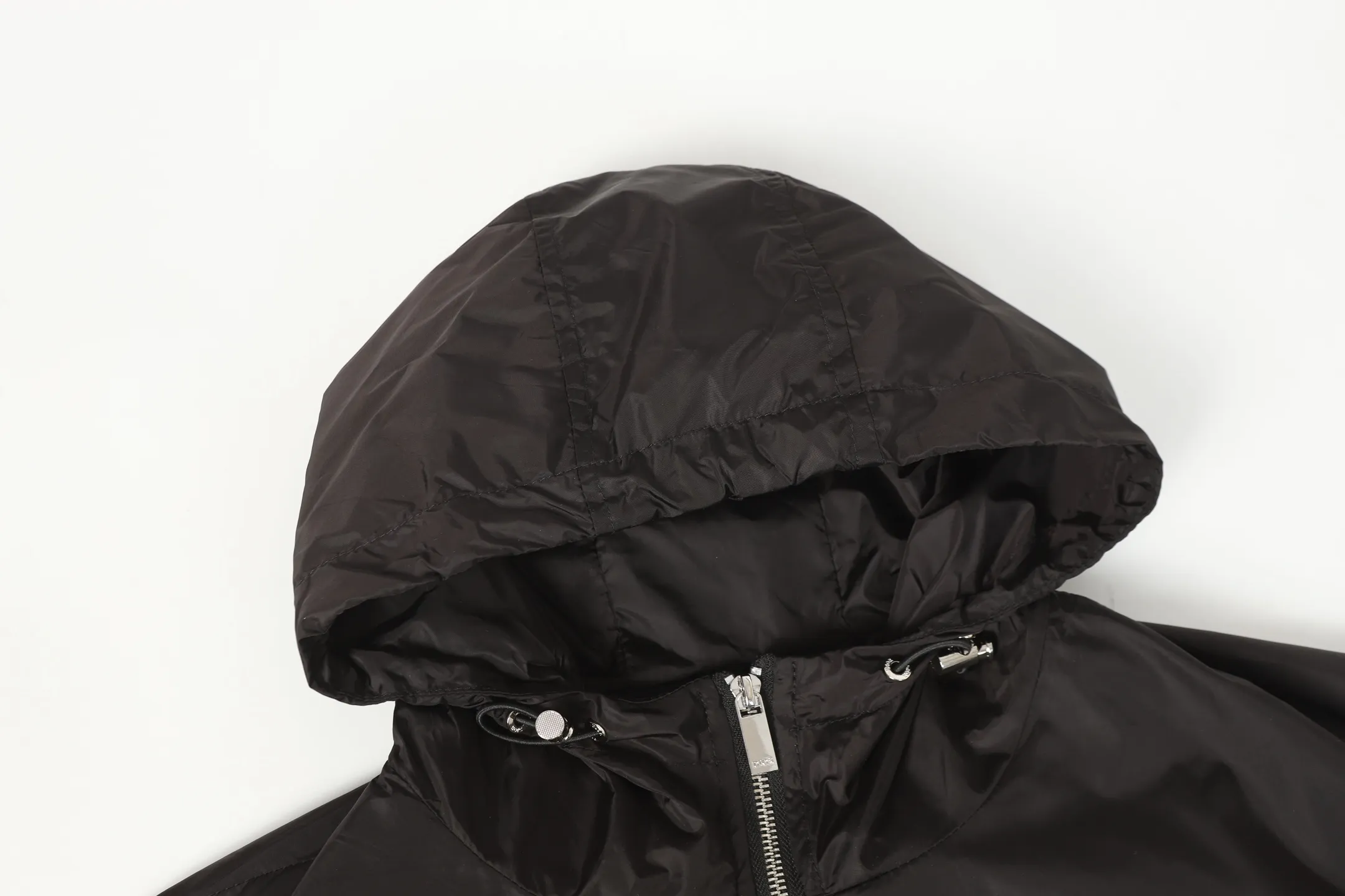 🅿️490 Dior/Dior hooded jacket with all-over lettering logo printed on the chest. Trade channels are rare. Overseas boutiques are sold in limited quantities. A model of outdoor windbreaker products, the trademark with dark patterns all over the body highlights the brand recognition. This jacket is both warm and lightweight. The latest model is launched in the same style at the counter. The ultra-authentic upper body instantly transforms into an oppa. The simple and fashionable three-dimensional tailoring has unique craftsmanship. The upper body effect is excellent and shows a confident temperament. In addition to daily leisure, it can also be worn for outdoor sports. It is also a good choice for travel. It is relaxed and casual and shows a masculine temperament. Color: Black Size: S/M/L/XL