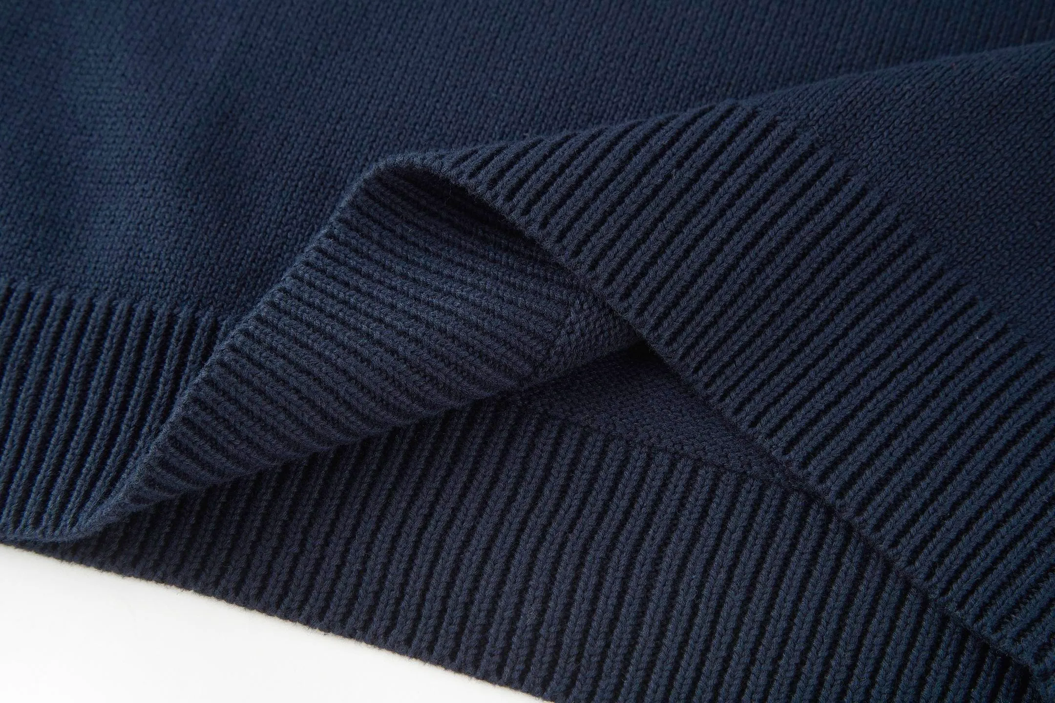 🅿️430 (1:1 original order quality) Dior's new embroidered knitted pullover round neck sweater. Fabric: Made of 16-count single yarn fabric. This fabric is woven from blended cotton yarn. When paired with a 7-needle machine, the garment effect will be more three-dimensional.  Craftsmanship: The embroidery uses 3D three-dimensional cotton thread embroidery. The embroidery craft density is high and the number of stitches is high enough not to catch hair, and the upper body effect is more high-end.  This sweater displays the Dior For My Real Friends logo from the DIOR AND HYLTON NEL collaboration. Crafted from blue cotton-blend jersey, it has a regular fit with ribbed details and embroidery on the chest for added style. Pair it with a variety of casual looks this season. DIOR AND HYLTON NEL collaboration Dior For My Real Friends logo embroidered on the chest Ribbed crew neck, hem and cuffs Men's and women's Color: Blue/White Size: S M L