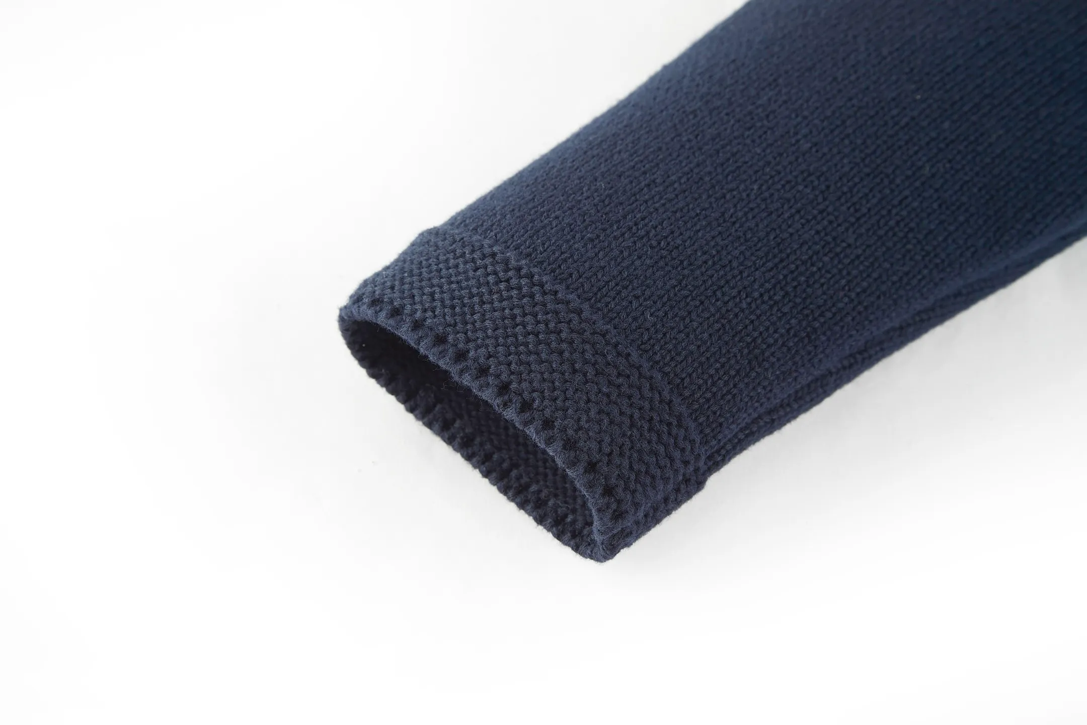 🅿️430 (1:1 original order quality) Dior's new embroidered knitted pullover round neck sweater. Fabric: Made of 16-count single yarn fabric. This fabric is woven from blended cotton yarn. When paired with a 7-needle machine, the garment effect will be more three-dimensional.  Craftsmanship: The embroidery uses 3D three-dimensional cotton thread embroidery. The embroidery craft density is high and the number of stitches is high enough not to catch hair, and the upper body effect is more high-end.  This sweater displays the Dior For My Real Friends logo from the DIOR AND HYLTON NEL collaboration. Crafted from blue cotton-blend jersey, it has a regular fit with ribbed details and embroidery on the chest for added style. Pair it with a variety of casual looks this season. DIOR AND HYLTON NEL collaboration Dior For My Real Friends logo embroidered on the chest Ribbed crew neck, hem and cuffs Men's and women's Color: Blue/White Size: S M L