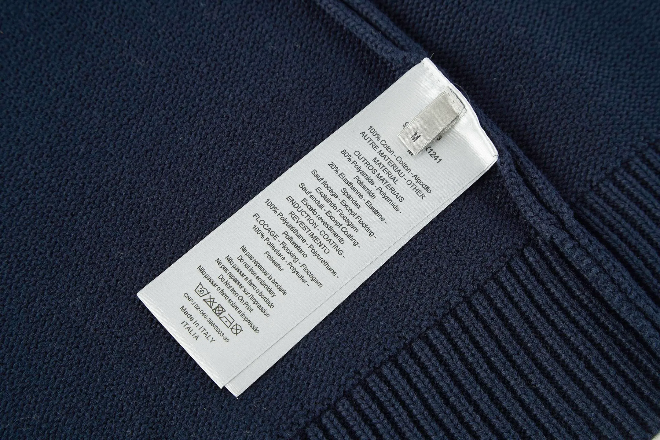 🅿️430 (1:1 original order quality) Dior's new embroidered knitted pullover round neck sweater. Fabric: Made of 16-count single yarn fabric. This fabric is woven from blended cotton yarn. When paired with a 7-needle machine, the garment effect will be more three-dimensional.  Craftsmanship: The embroidery uses 3D three-dimensional cotton thread embroidery. The embroidery craft density is high and the number of stitches is high enough not to catch hair, and the upper body effect is more high-end.  This sweater displays the Dior For My Real Friends logo from the DIOR AND HYLTON NEL collaboration. Crafted from blue cotton-blend jersey, it has a regular fit with ribbed details and embroidery on the chest for added style. Pair it with a variety of casual looks this season. DIOR AND HYLTON NEL collaboration Dior For My Real Friends logo embroidered on the chest Ribbed crew neck, hem and cuffs Men's and women's Color: Blue/White Size: S M L