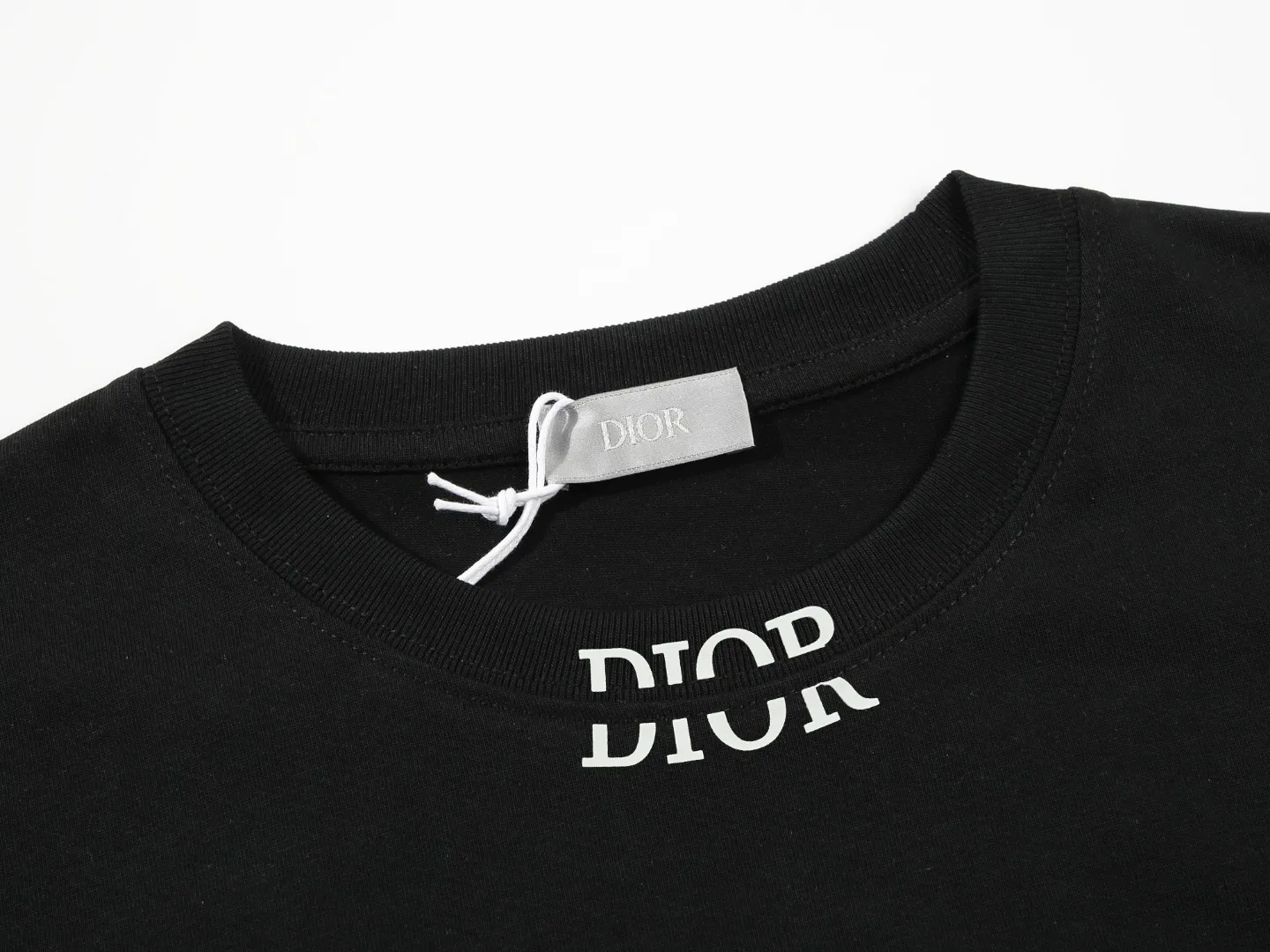 🅿️160 DIOR printed letters‼ ️Short-sleeved T-shirt® *Customized 280g cotton fabric, the fabric is soft, skin-friendly and comfortable *Laminated letter logo on the front *A very simple and elegant one that is unparalleled in terms of upper body comfort, interpreting your luxury and taste, and creating your fashionable charm. ⚠️Washing method: It is recommended to dry clean or wrap the reverse side in a laundry bag and machine wash it quickly in cold water and let it dry naturally! ⚠️ Unisex style 𝐂𝐎𝐋𝐎𝐔𝐑: White Black 𝐒𝐈𝐙𝐄: S-XL