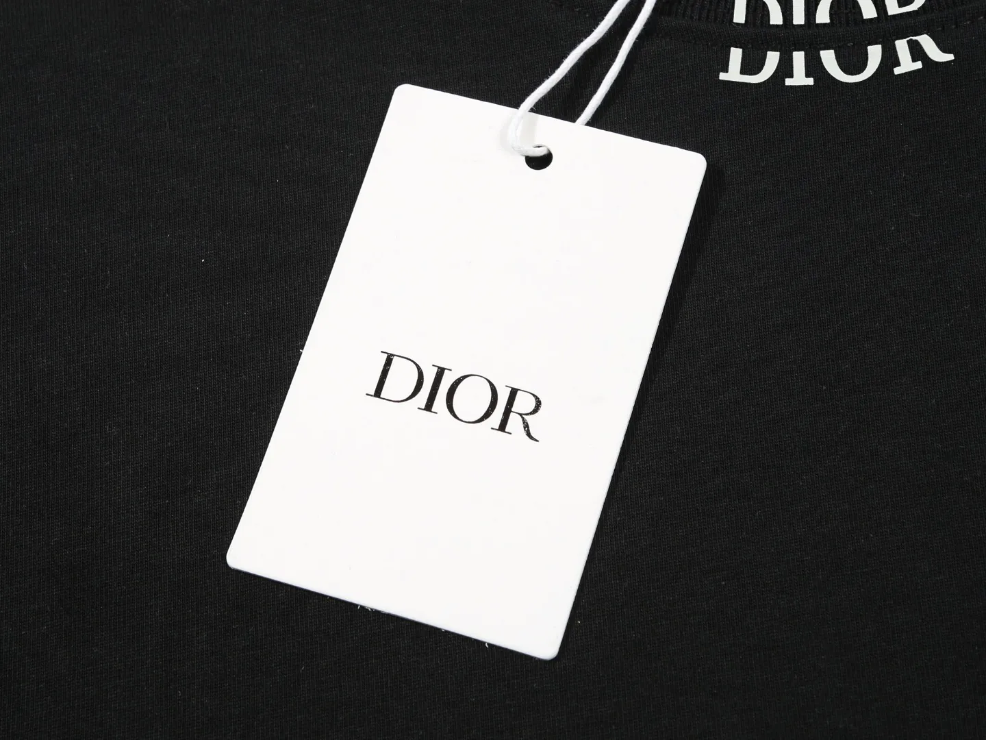 🅿️160 DIOR printed letters‼ ️Short-sleeved T-shirt® *Customized 280g cotton fabric, the fabric is soft, skin-friendly and comfortable *Laminated letter logo on the front *A very simple and elegant one that is unparalleled in terms of upper body comfort, interpreting your luxury and taste, and creating your fashionable charm. ⚠️Washing method: It is recommended to dry clean or wrap the reverse side in a laundry bag and machine wash it quickly in cold water and let it dry naturally! ⚠️ Unisex style 𝐂𝐎𝐋𝐎𝐔𝐑: White Black 𝐒𝐈𝐙𝐄: S-XL