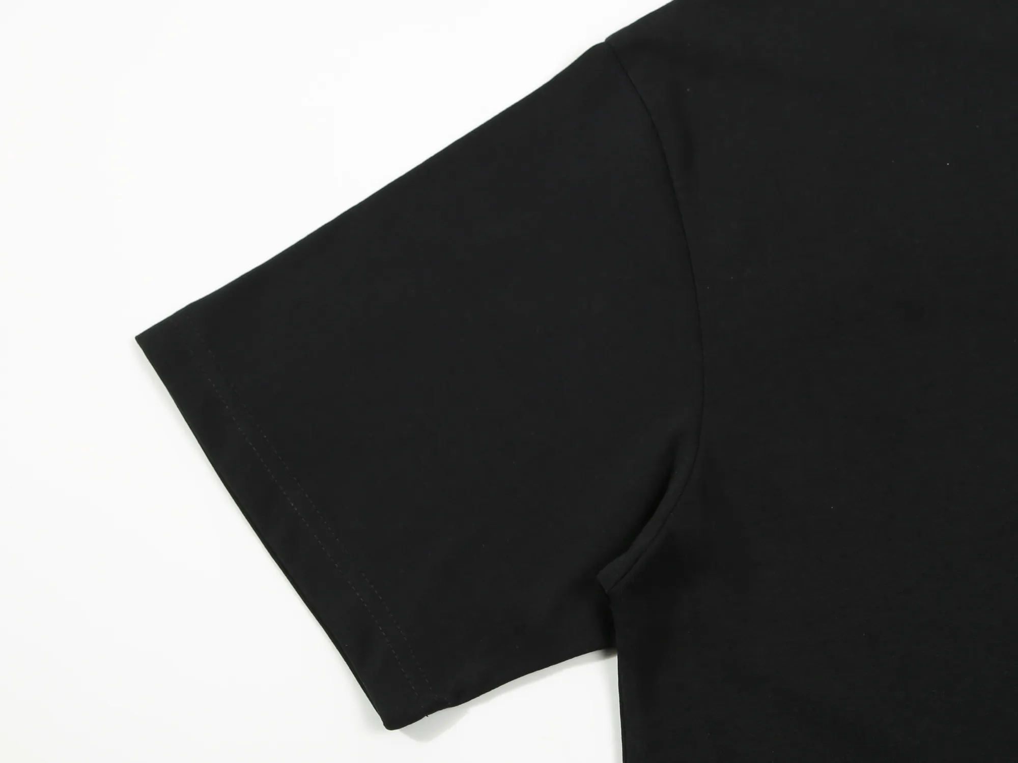 🅿️160 DIOR printed letters‼ ️Short-sleeved T-shirt® *Customized 280g cotton fabric, the fabric is soft, skin-friendly and comfortable *Laminated letter logo on the front *A very simple and elegant one that is unparalleled in terms of upper body comfort, interpreting your luxury and taste, and creating your fashionable charm. ⚠️Washing method: It is recommended to dry clean or wrap the reverse side in a laundry bag and machine wash it quickly in cold water and let it dry naturally! ⚠️ Unisex style 𝐂𝐎𝐋𝐎𝐔𝐑: White Black 𝐒𝐈𝐙𝐄: S-XL
