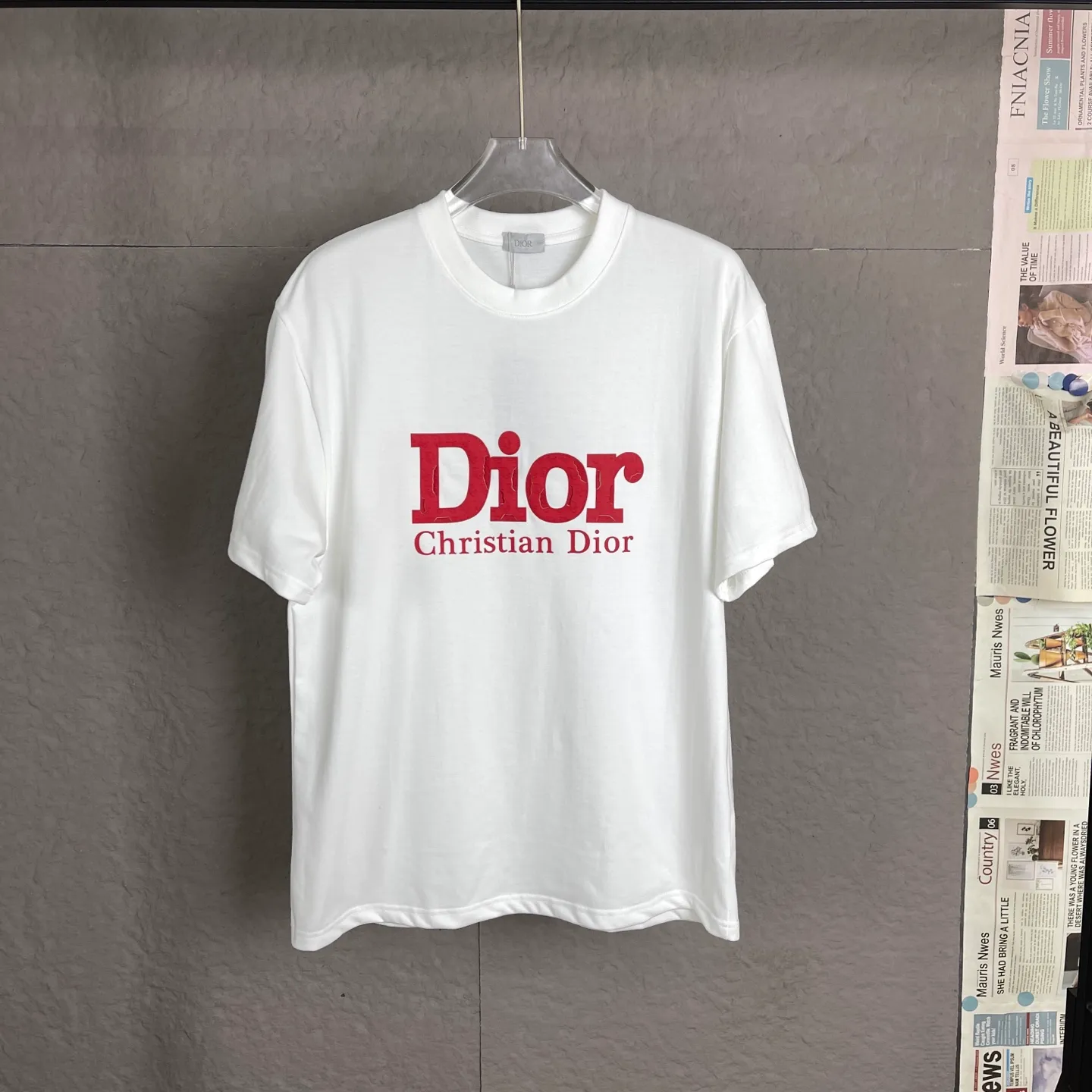 🅿️170 /C03 Dior 25ss 300 grams early spring new style film foam letter logo printed short-sleeved light luxury essential item for daily commuting for men and women. Correct version welcome to compare detailed features 100% pure cotton double yarn jersey fabric ·Special thickened 32 pieces of double-strand 1x1 thread in the same vat ·Three-dimensional film foam strips hot stamping ·Double-needle stitching and cross-stitching technology ·Original main mark, washed tag brand moisture-proof paper packaging Color: black and white Size: S-XL