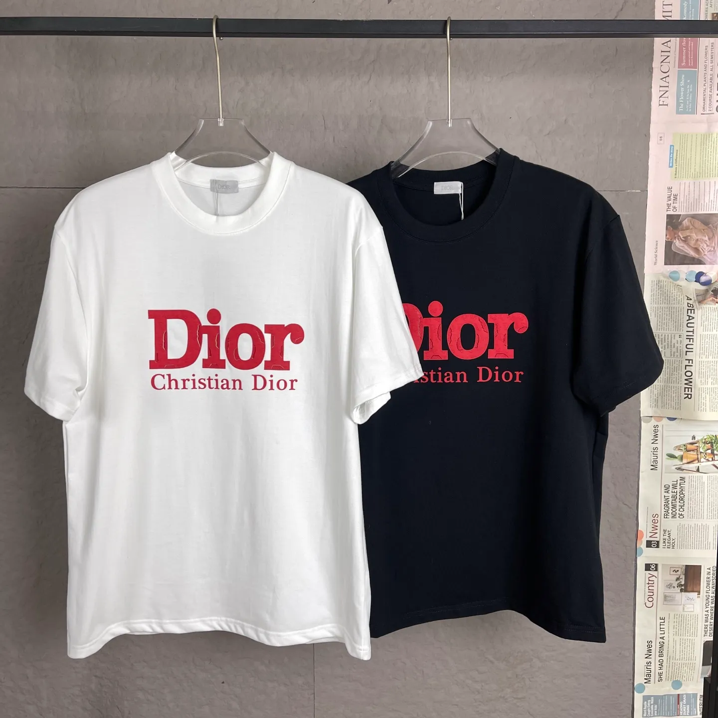 🅿️170 /C03 Dior 25ss 300 grams early spring new style film foam letter logo printed short-sleeved light luxury essential item for daily commuting for men and women. Correct version welcome to compare detailed features 100% pure cotton double yarn jersey fabric ·Special thickened 32 pieces of double-strand 1x1 thread in the same vat ·Three-dimensional film foam strips hot stamping ·Double-needle stitching and cross-stitching technology ·Original main mark, washed tag brand moisture-proof paper packaging Color: black and white Size: S-XL