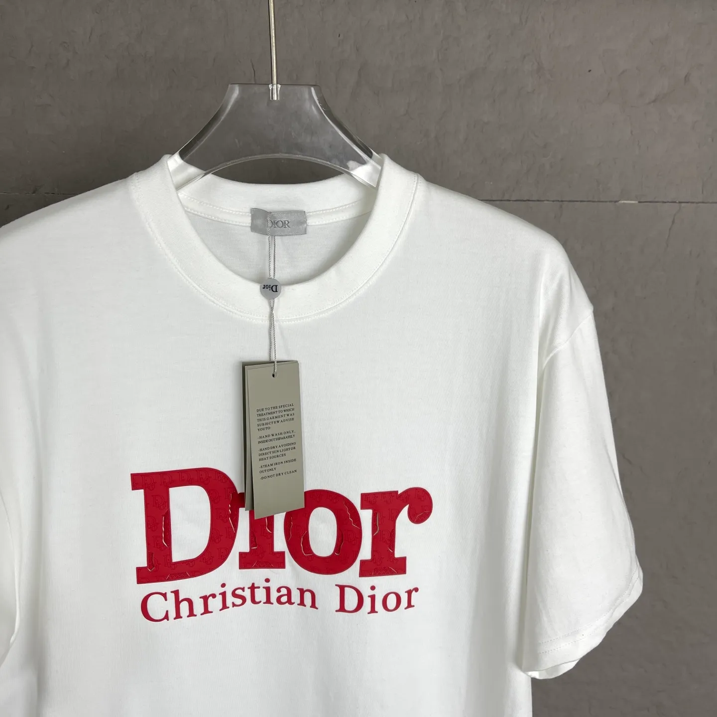 🅿️170 /C03 Dior 25ss 300 grams early spring new style film foam letter logo printed short-sleeved light luxury essential item for daily commuting for men and women. Correct version welcome to compare detailed features 100% pure cotton double yarn jersey fabric ·Special thickened 32 pieces of double-strand 1x1 thread in the same vat ·Three-dimensional film foam strips hot stamping ·Double-needle stitching and cross-stitching technology ·Original main mark, washed tag brand moisture-proof paper packaging Color: black and white Size: S-XL
