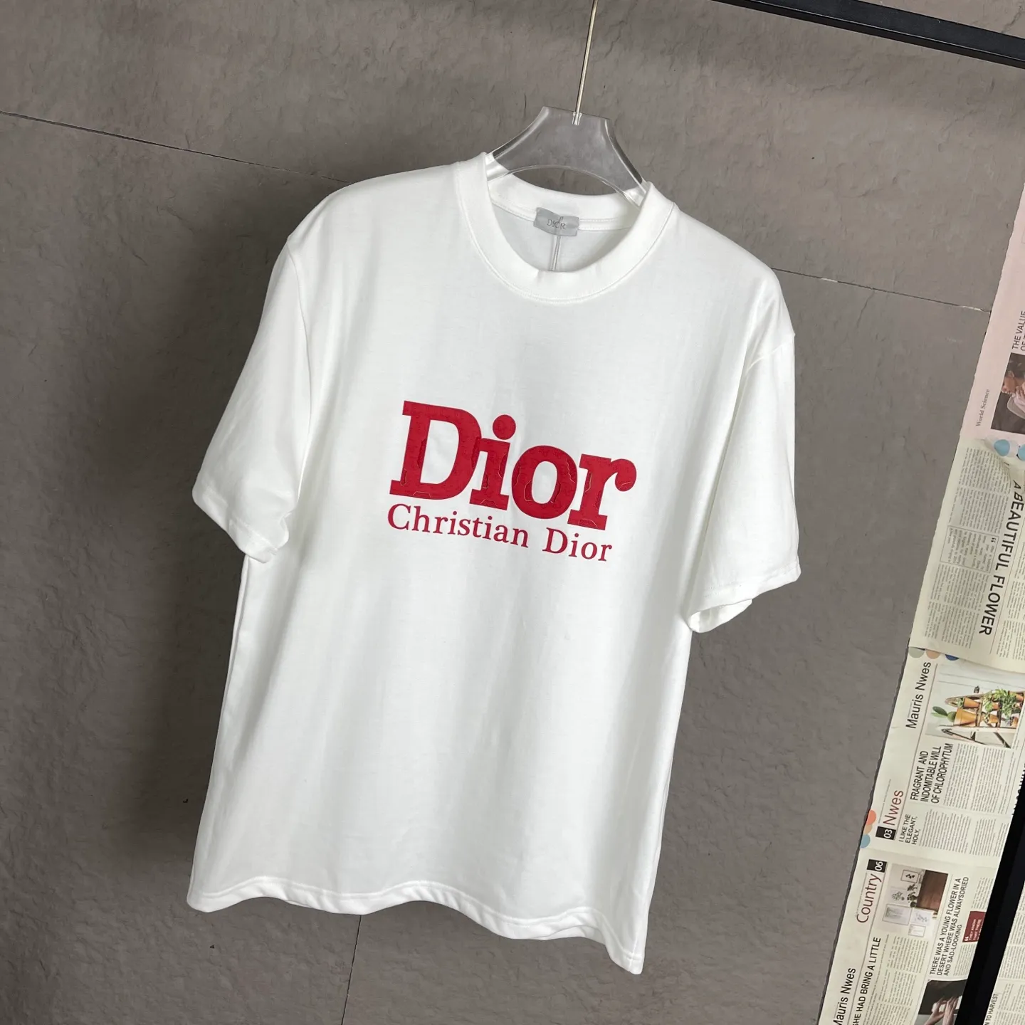 🅿️170 /C03 Dior 25ss 300 grams early spring new style film foam letter logo printed short-sleeved light luxury essential item for daily commuting for men and women. Correct version welcome to compare detailed features 100% pure cotton double yarn jersey fabric ·Special thickened 32 pieces of double-strand 1x1 thread in the same vat ·Three-dimensional film foam strips hot stamping ·Double-needle stitching and cross-stitching technology ·Original main mark, washed tag brand moisture-proof paper packaging Color: black and white Size: S-XL
